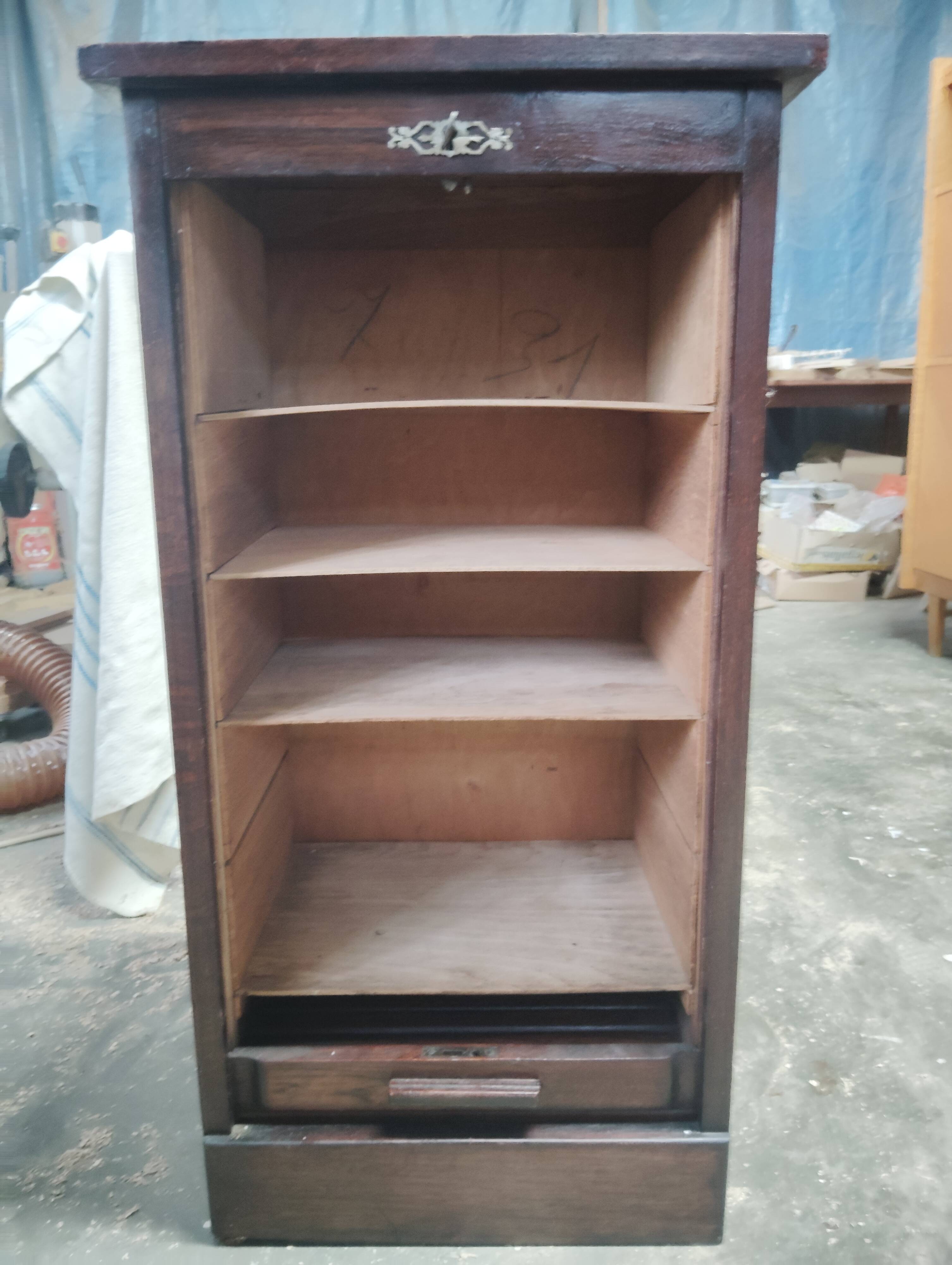 Curtain cabinet