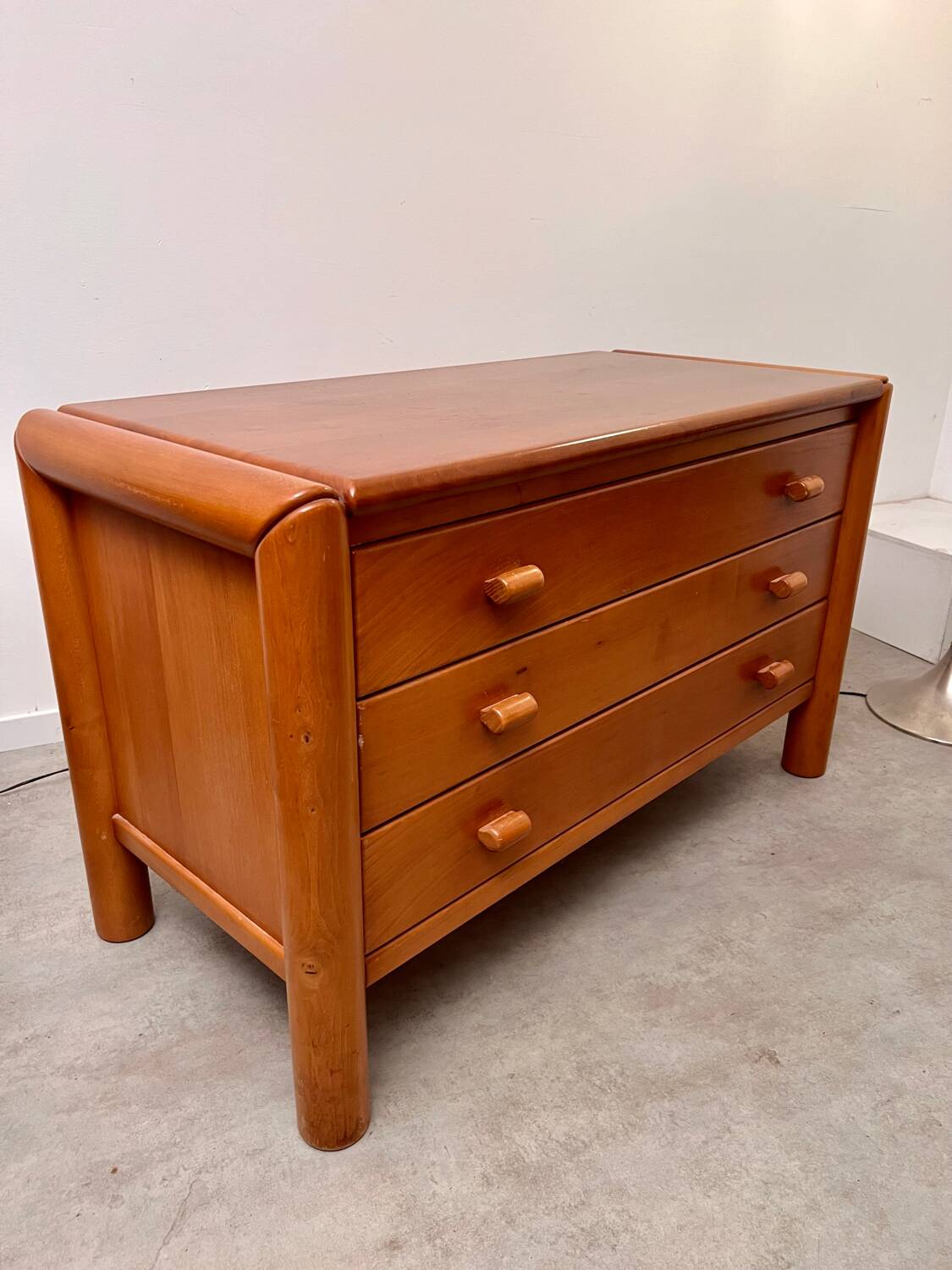 Ancienne commode 3 tiroirs en orme massif design années 70 brutaliste