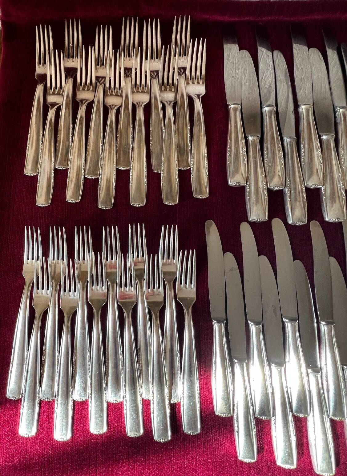 A cutlery set of 81 pieces.