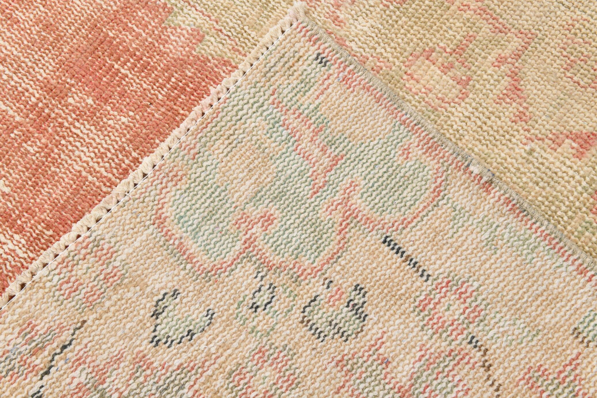 Tapis vintage fait main corail et beige, motifs floraux patinés orientaux