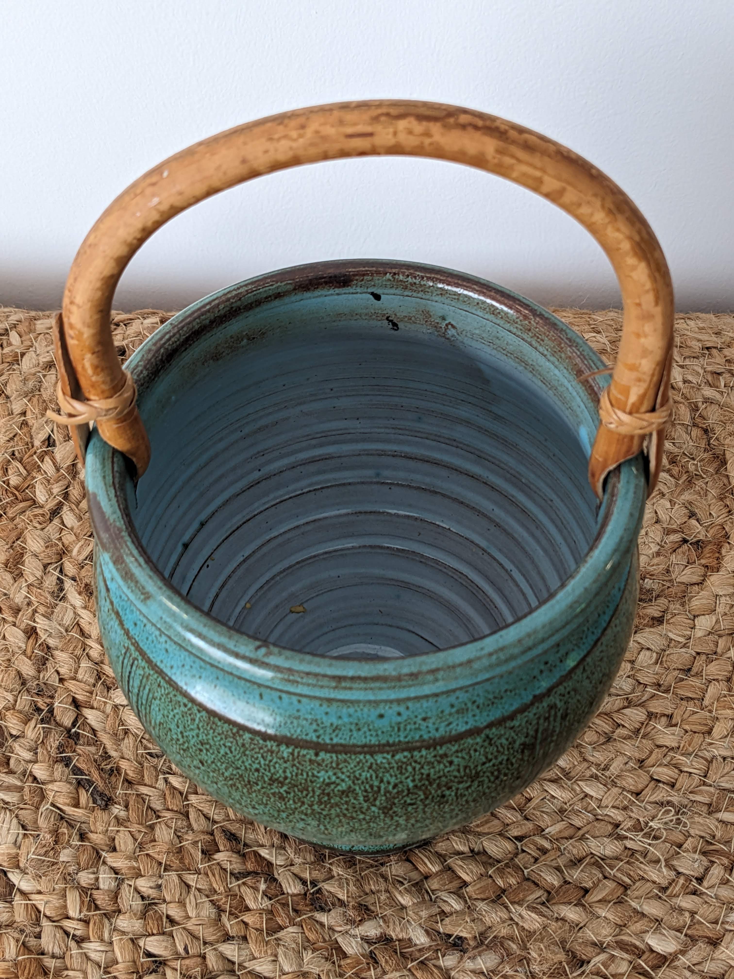 Ceramic pot with rattan handle