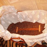 Cradle in rattan on wheels