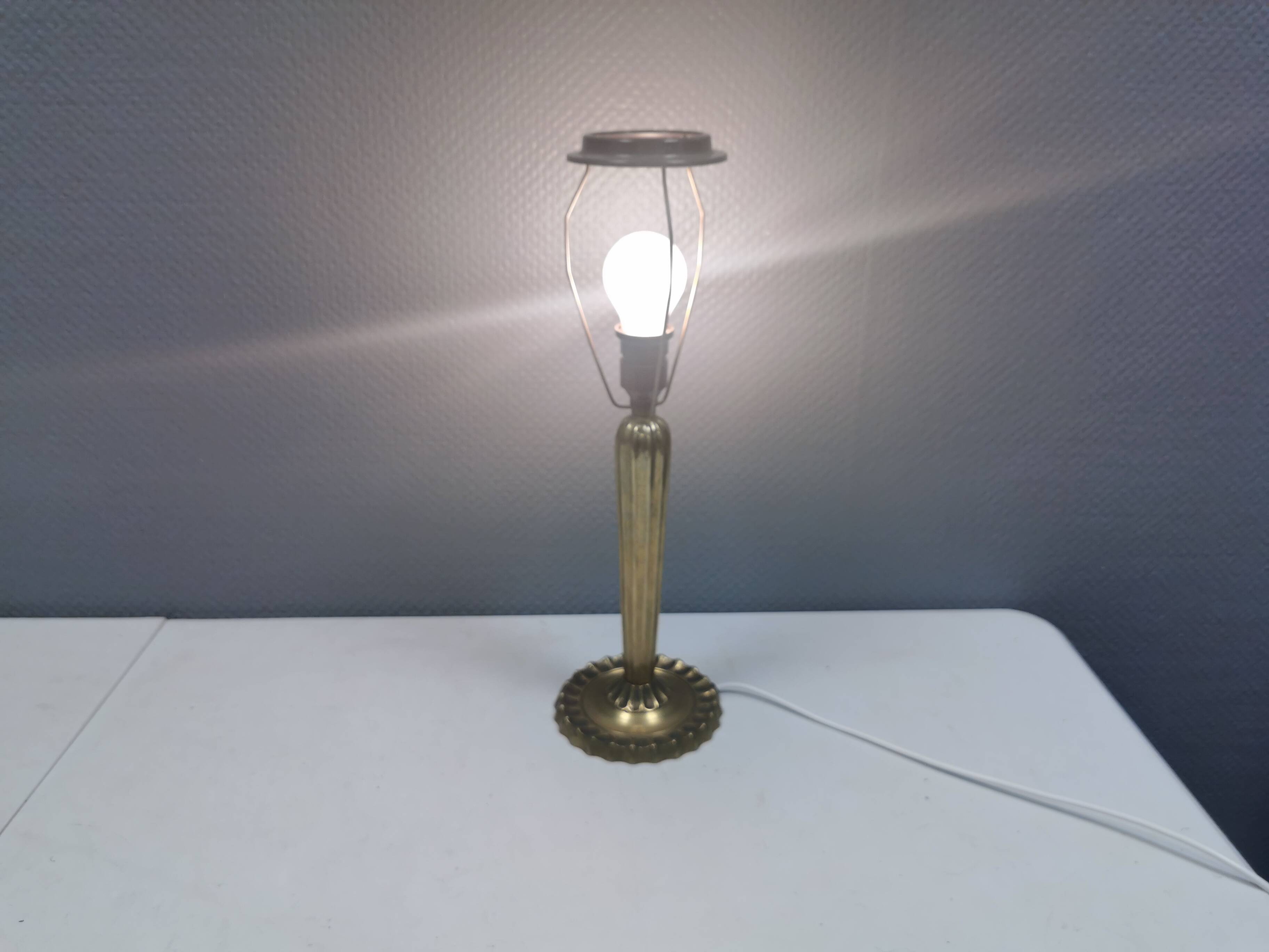 Ancienne lampe de table en laiton massif avec douille et support d'abat-jour en bakélite.