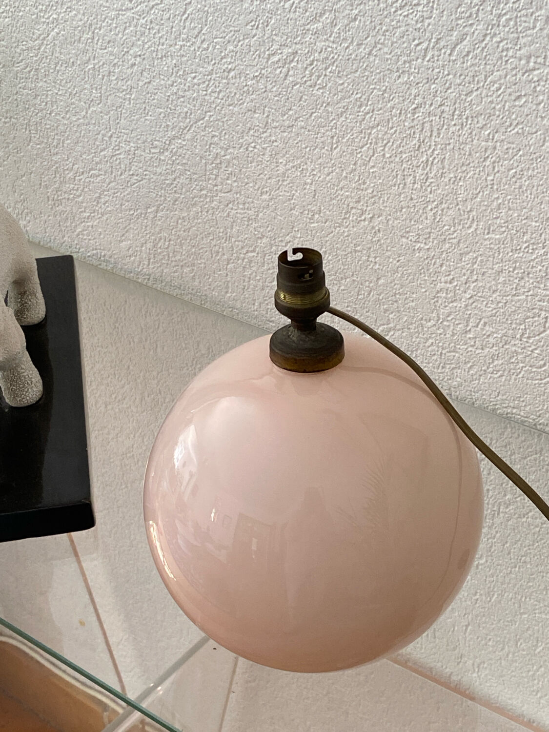 Lampe boule en verre opalin rose pâle
