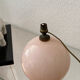 Lampe boule en verre opalin rose pâle