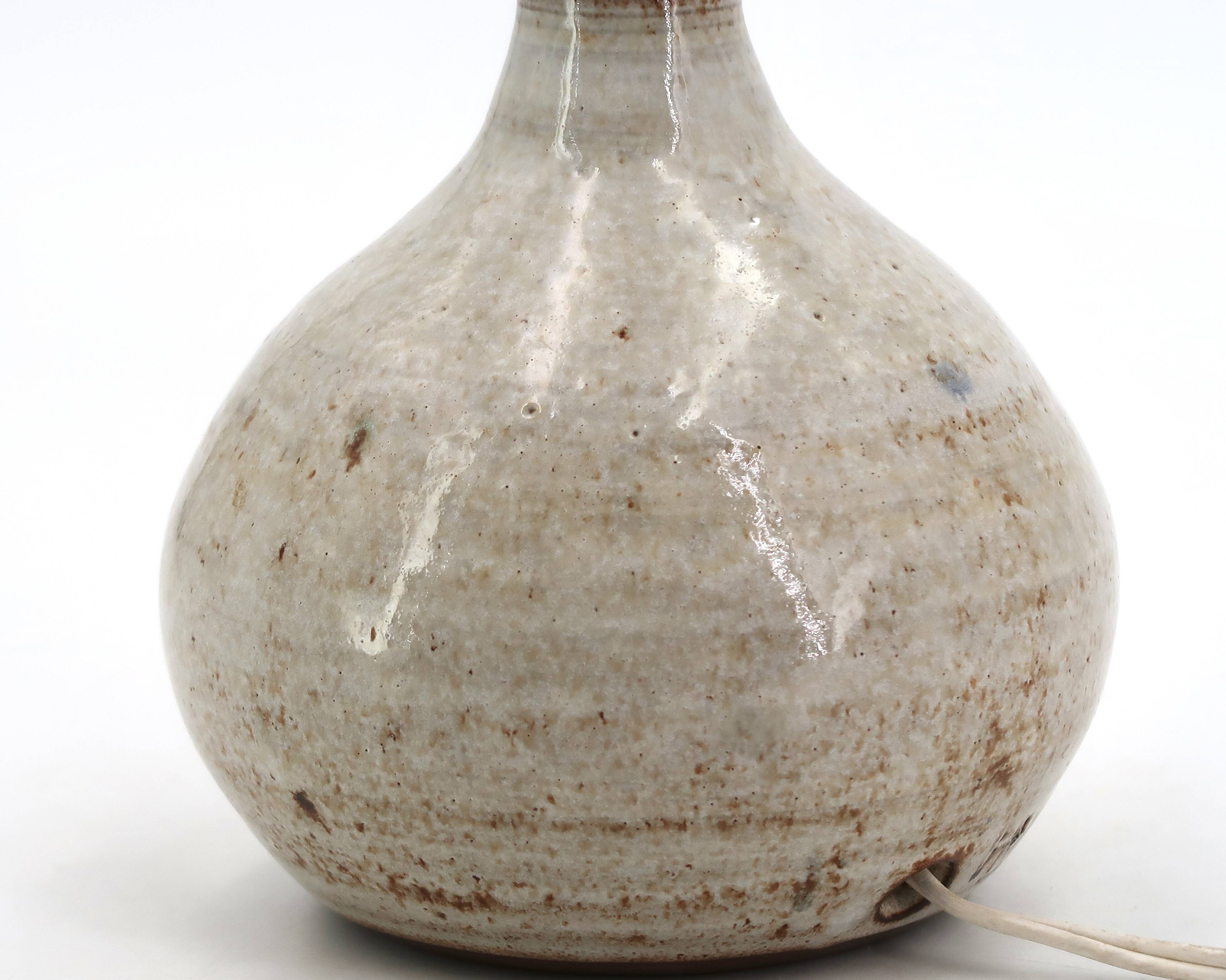 Lampe de potier en grès gris beige signée, céramique artisanale années 70