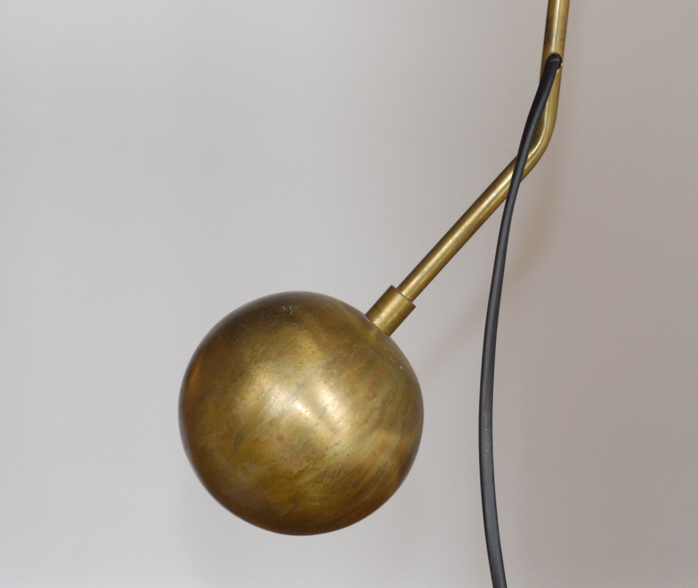 Diabolo in counterweight table lamp