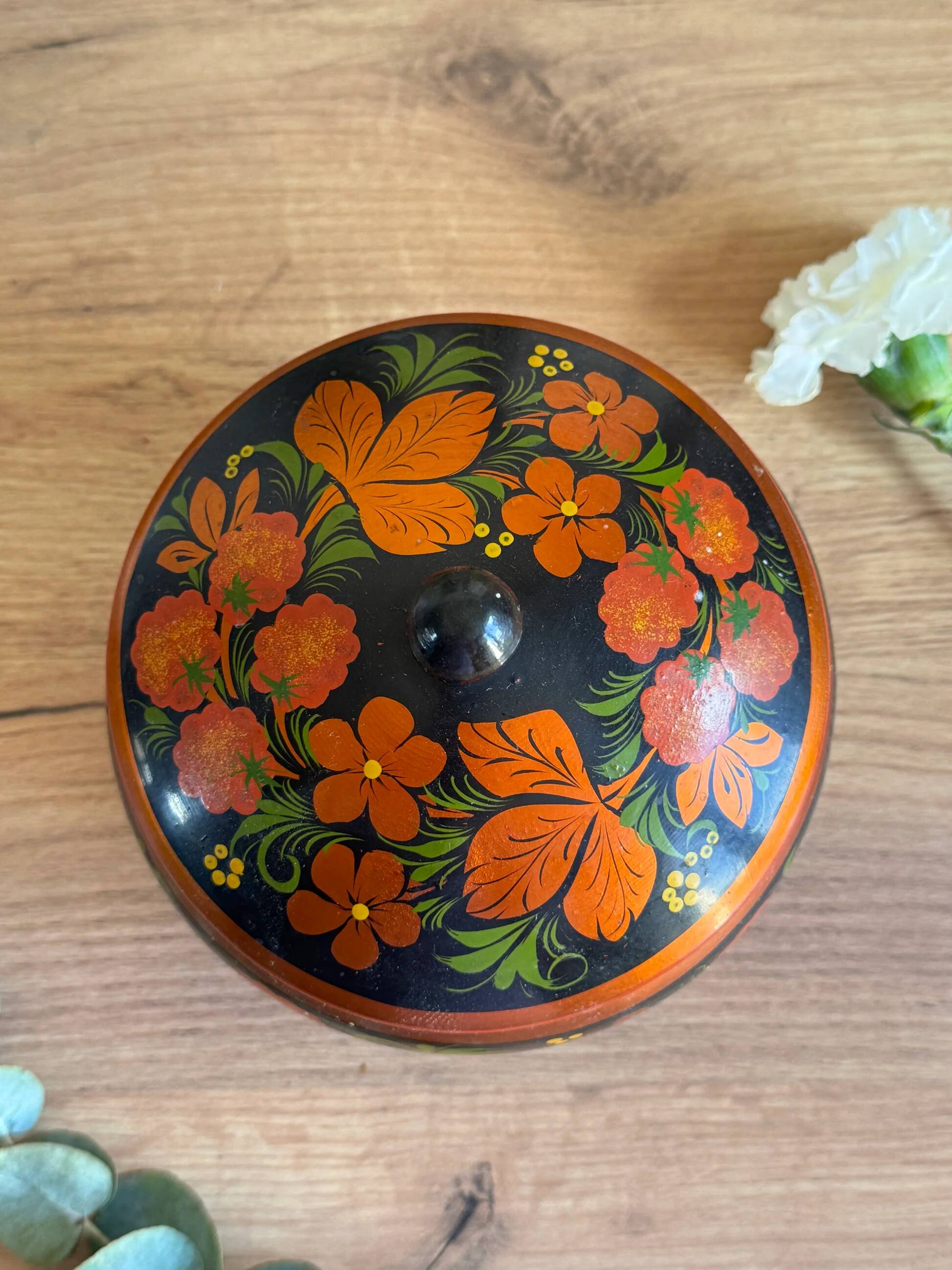 Vintage lacquered wooden bonbonnière