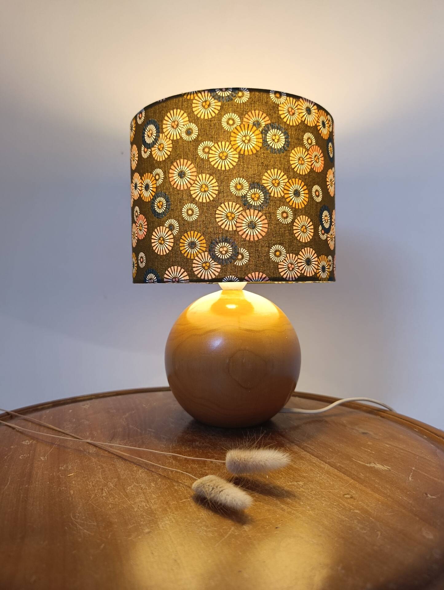 Lampe en bois rond et abat-jour kaki imprimé soleil levant