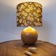 Lampe en bois rond et abat-jour kaki imprimé soleil levant