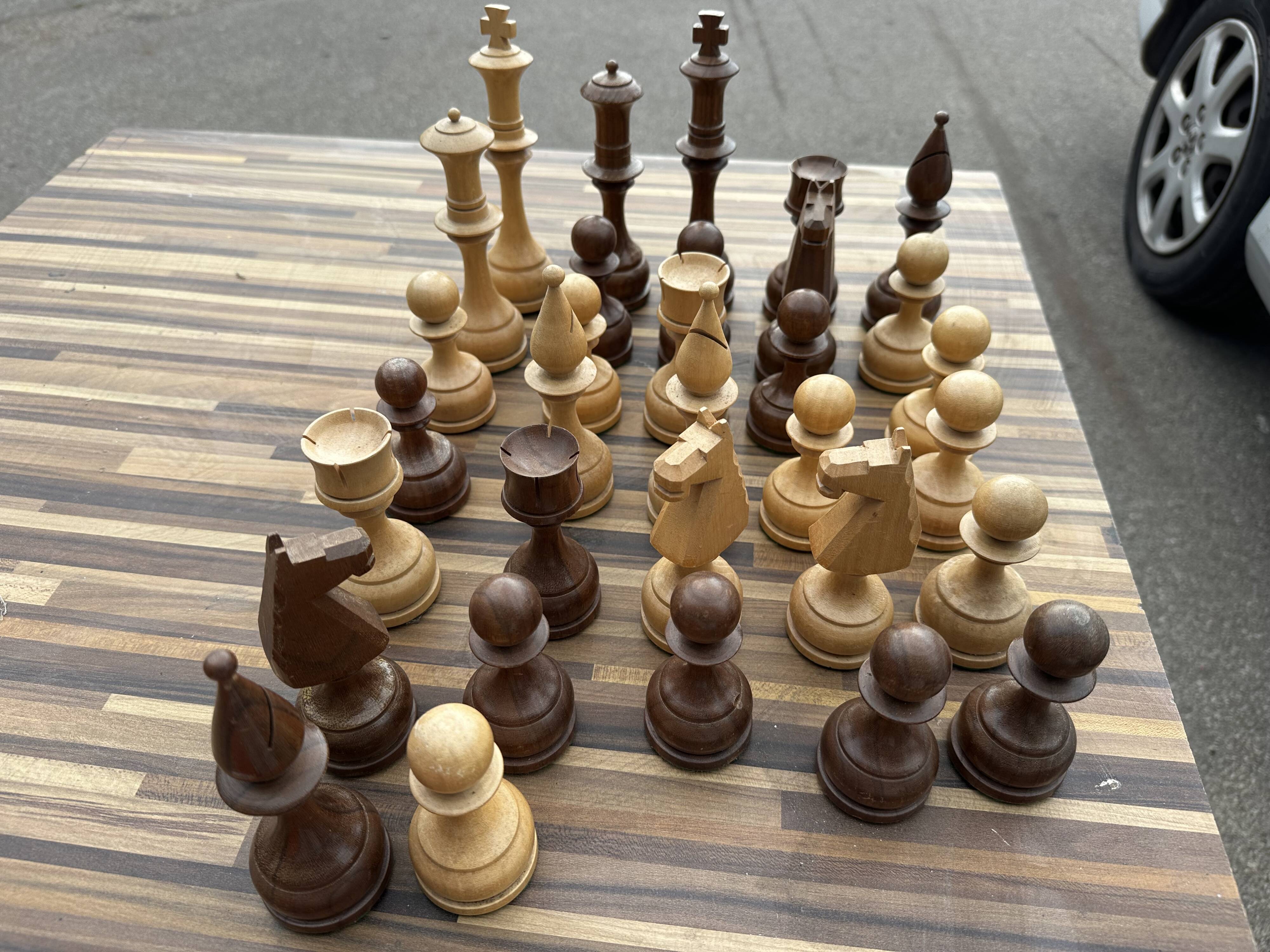 32 Staunton chess pieces in turned boxwood
