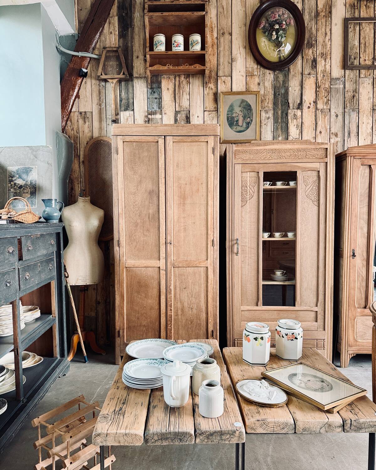Parisian school wardrobe in oak (renovated)