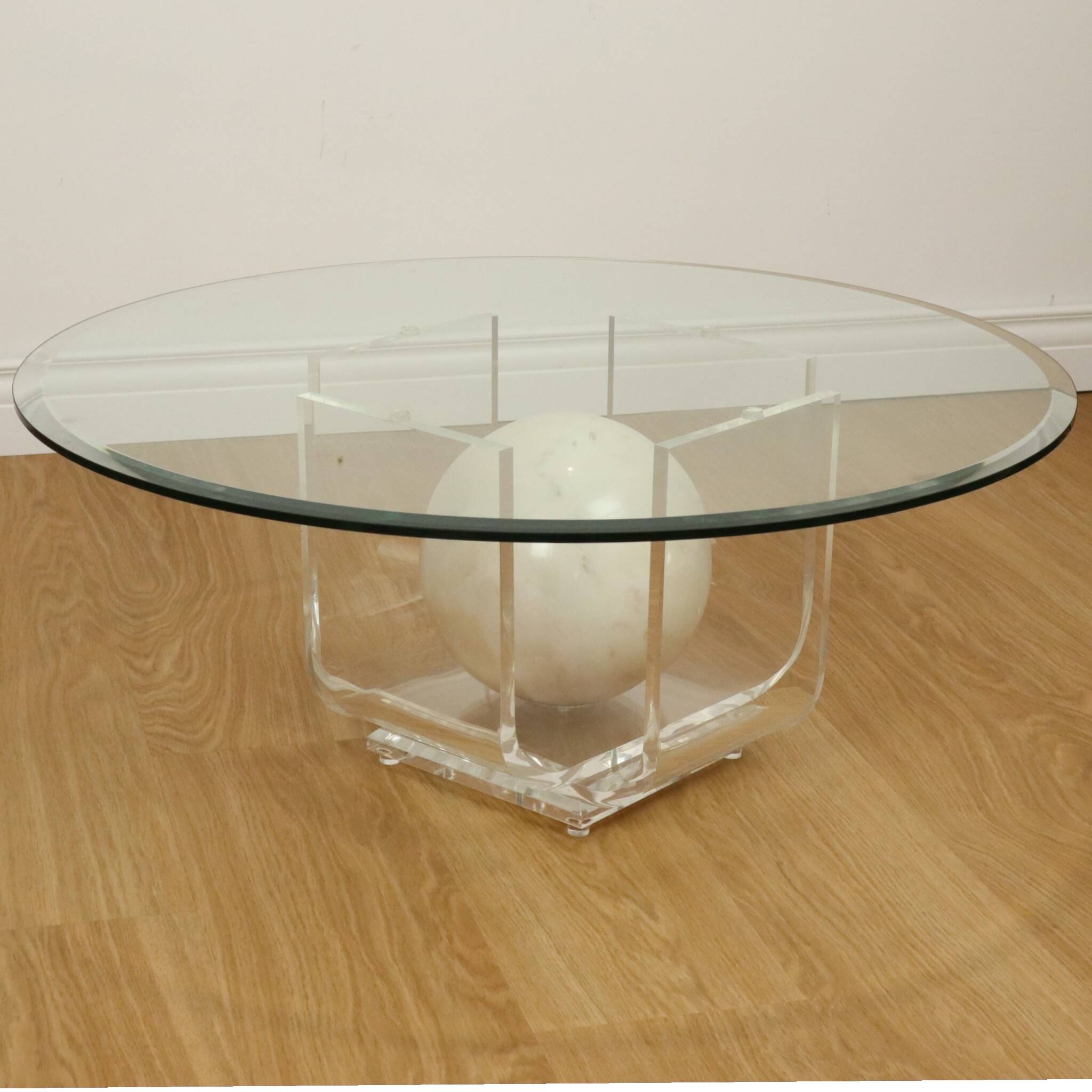 Vintage round coffee table in lucite and marbled glass.
