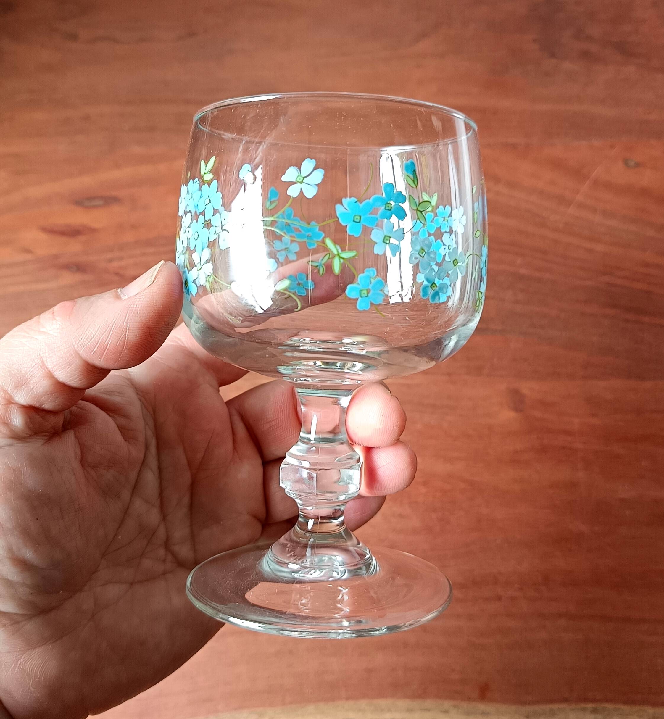 Arcoroc france stemmed glasses with forget-me-not decor, vintage 1980s