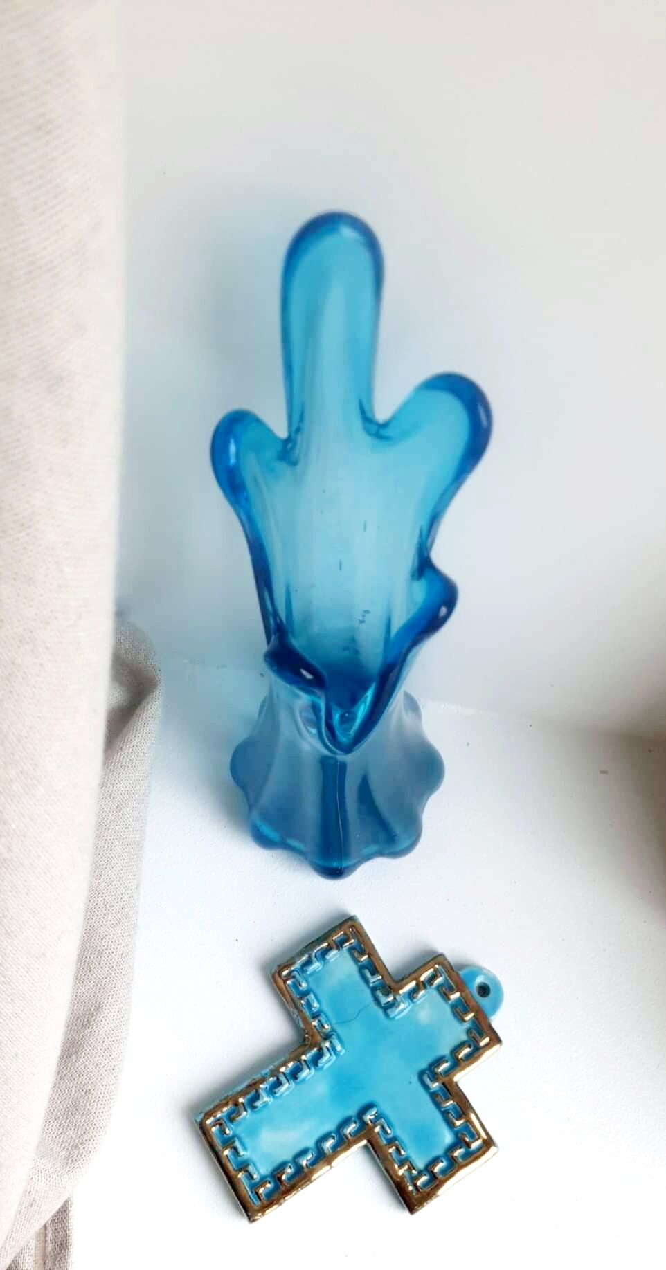 Corolla vase in blue glass