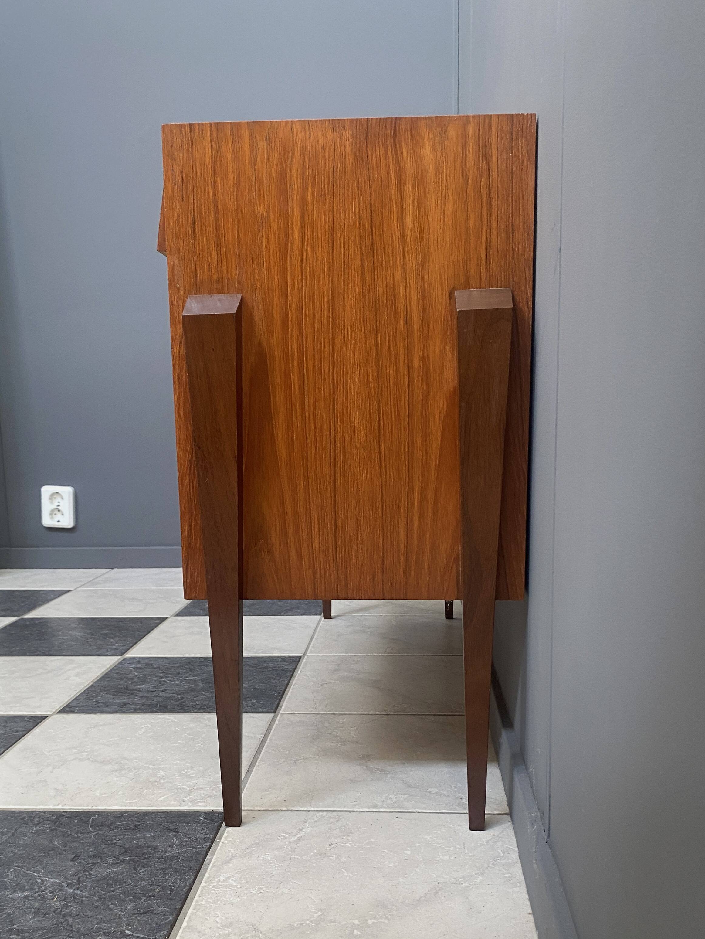Petit buffet en teck avec façade sanglée, années 1960