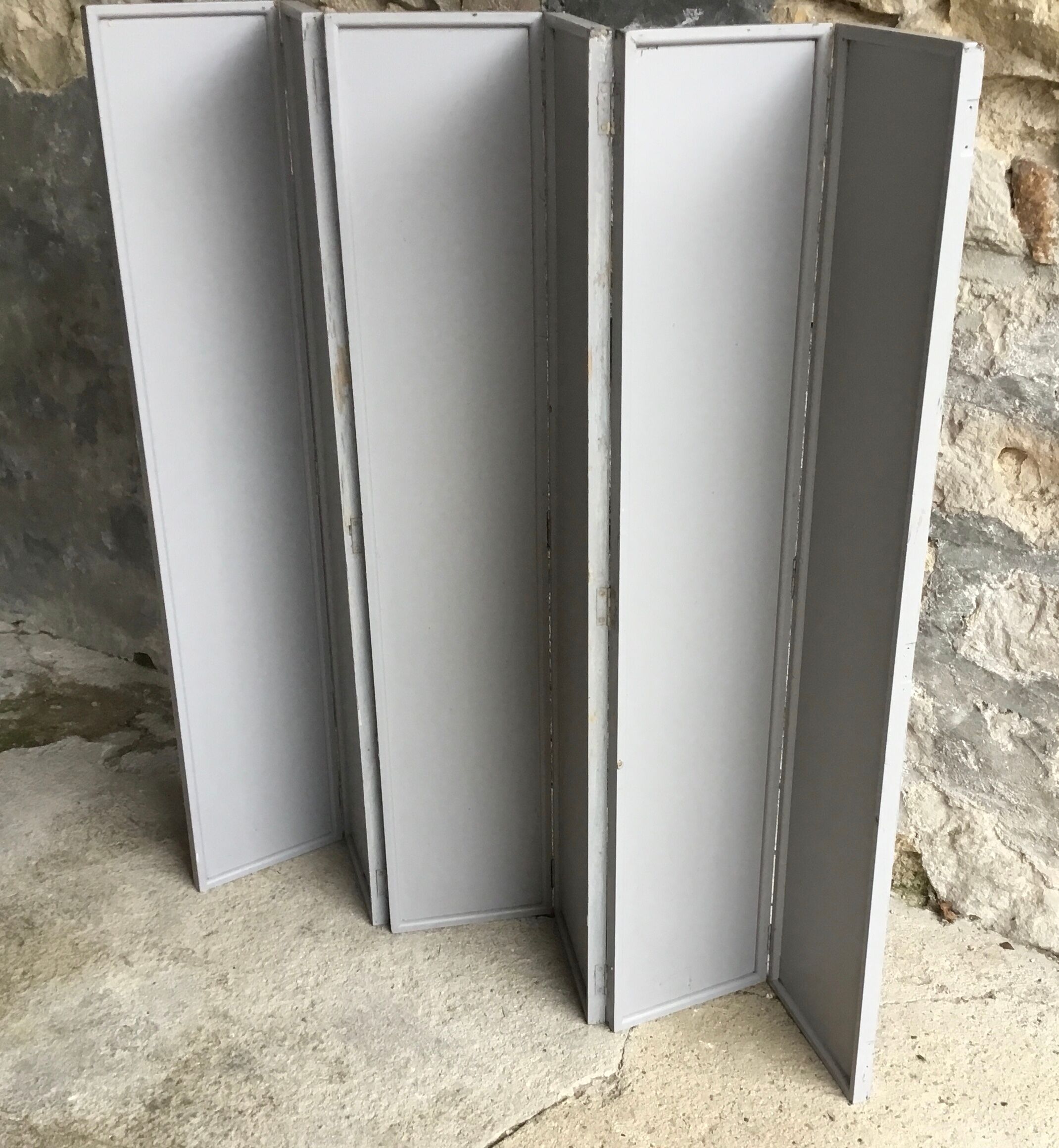 Vintage screen with 6 wooden vents