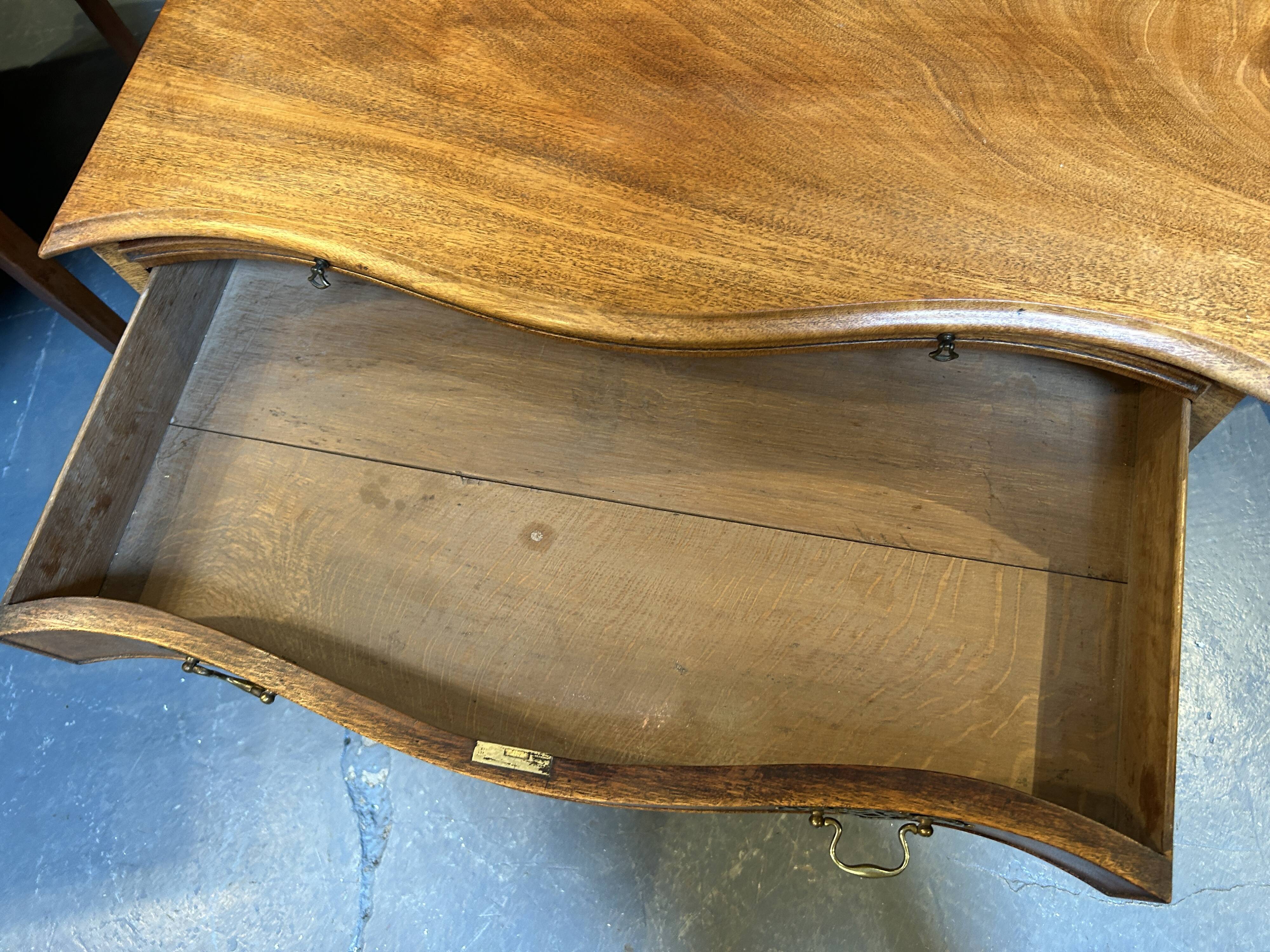 C19th Mahogany Chest Of Drawers Of Serpentine Outline