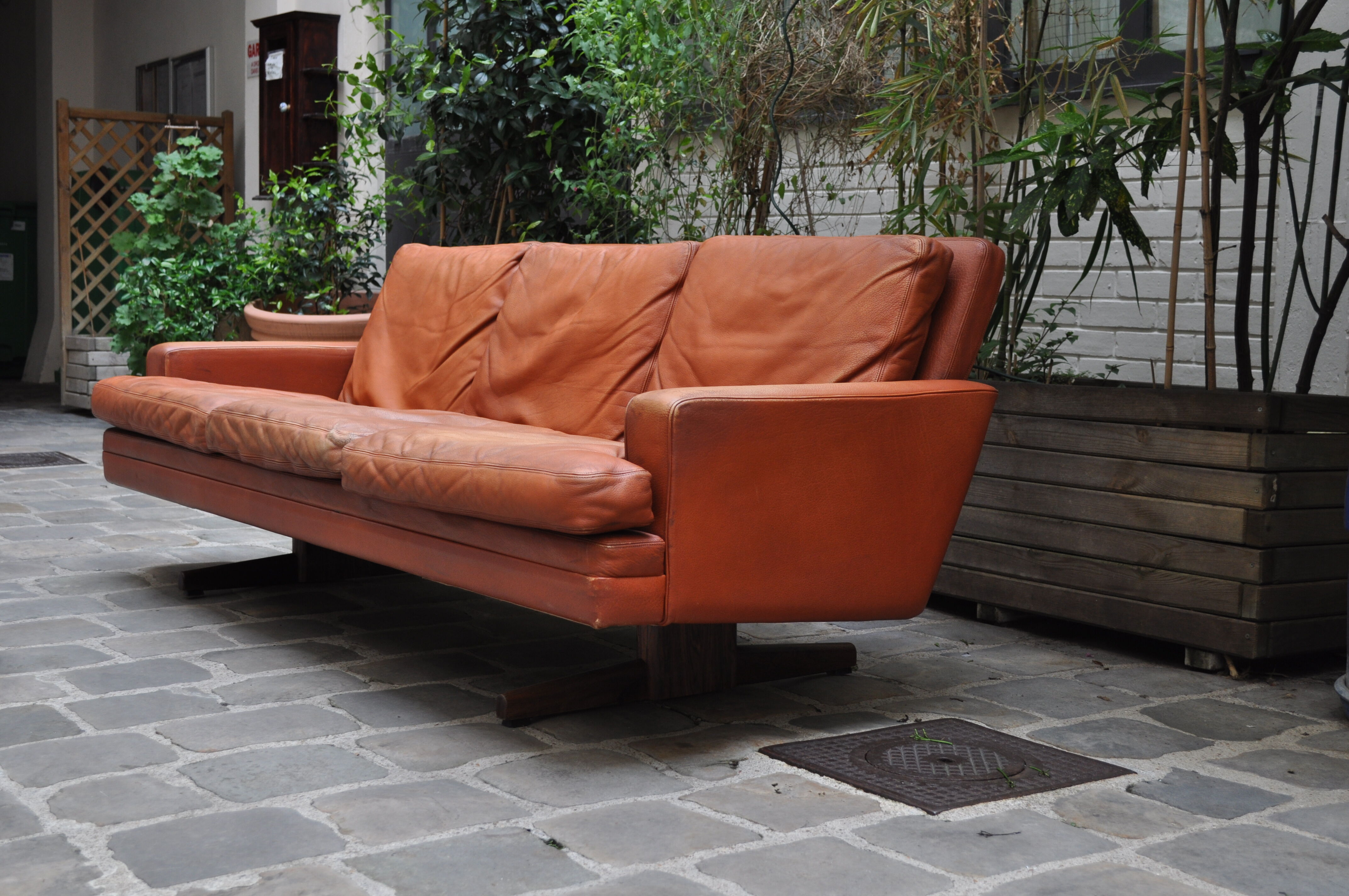 Scandinavian leather and rosewood sofa Fredrik Kayser 1965, 3 places