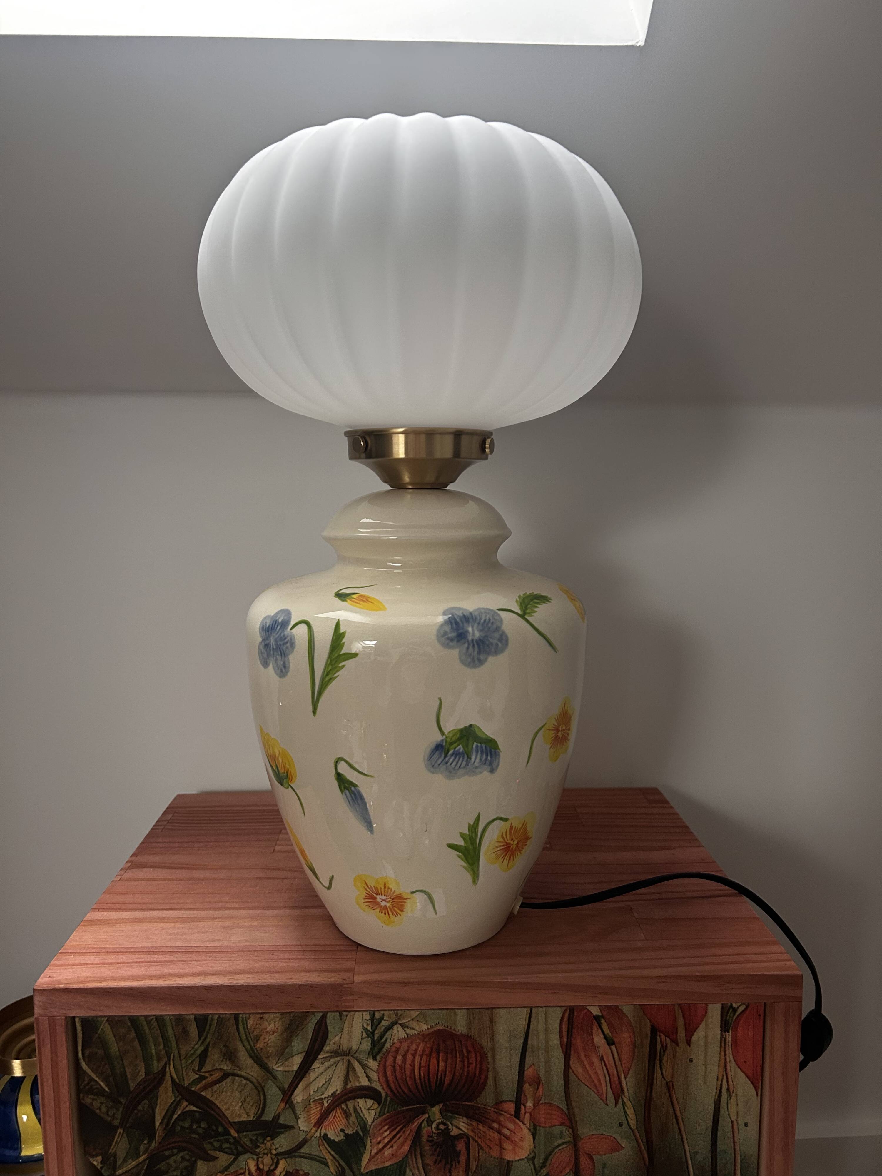 Lampe à poser fleurs en céramique globe plissé