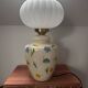 Lampe à poser fleurs en céramique globe plissé