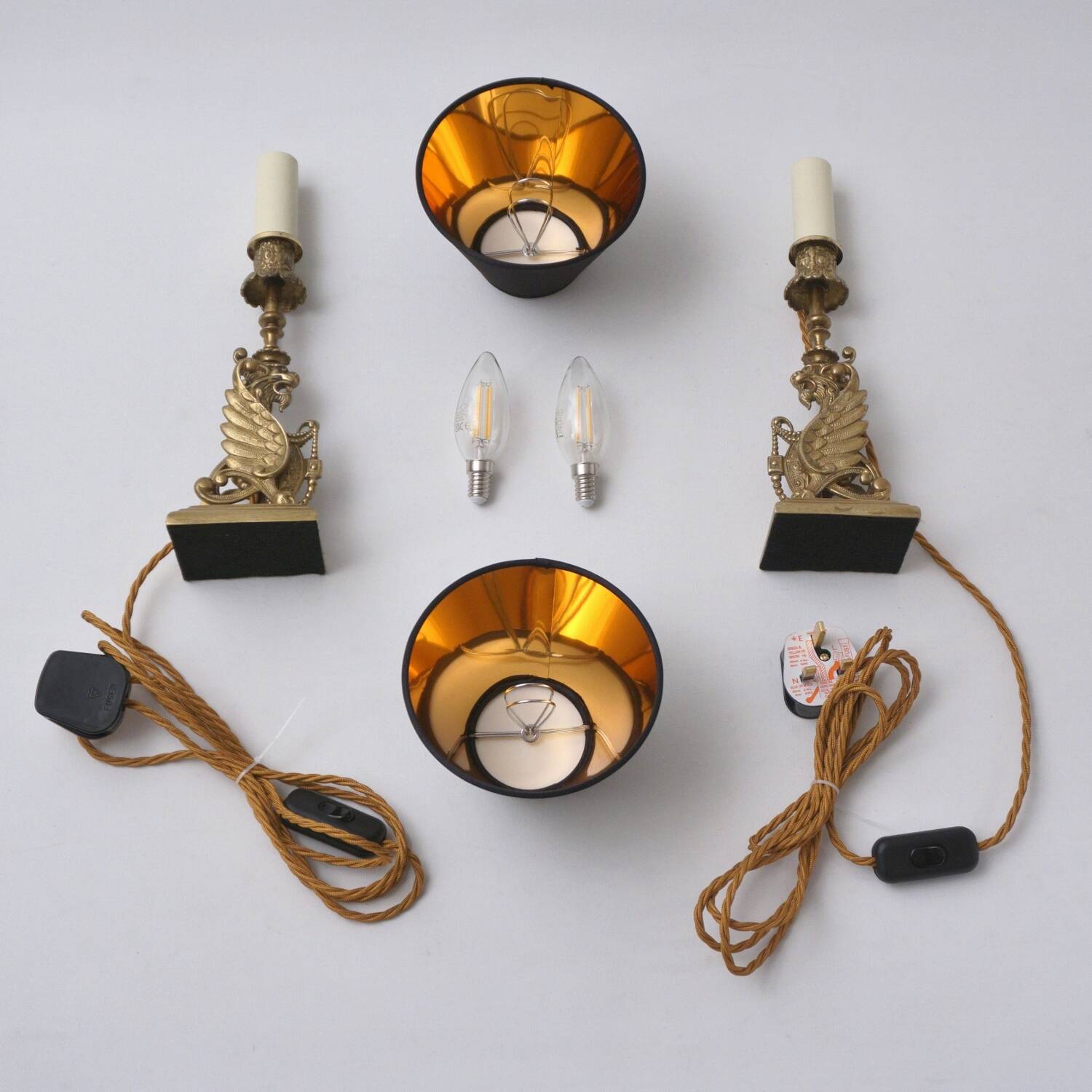 Paire de lampes chandeliers griffons de style néogothique, Angleterre années 1880