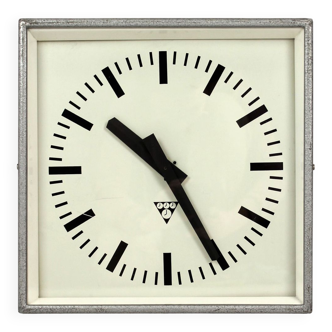 Horloge ferroviaire industrielle carrée de Pragotron, années 1980