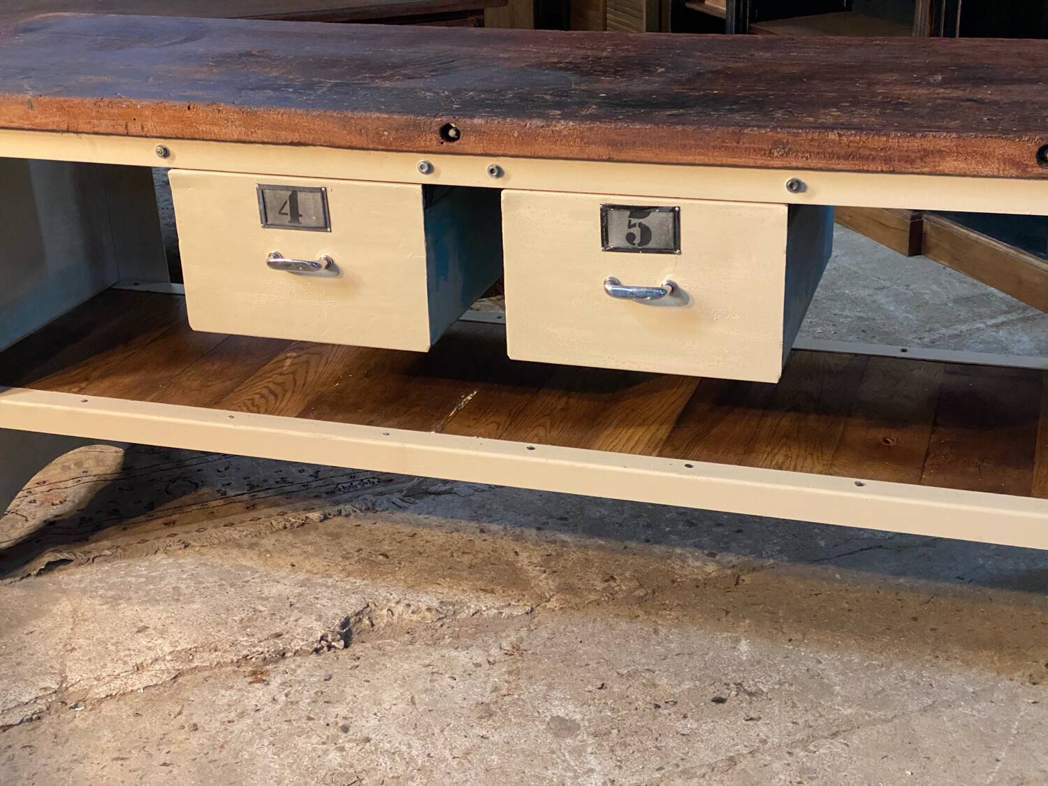 Industrial establishment Air Force Central island workbench