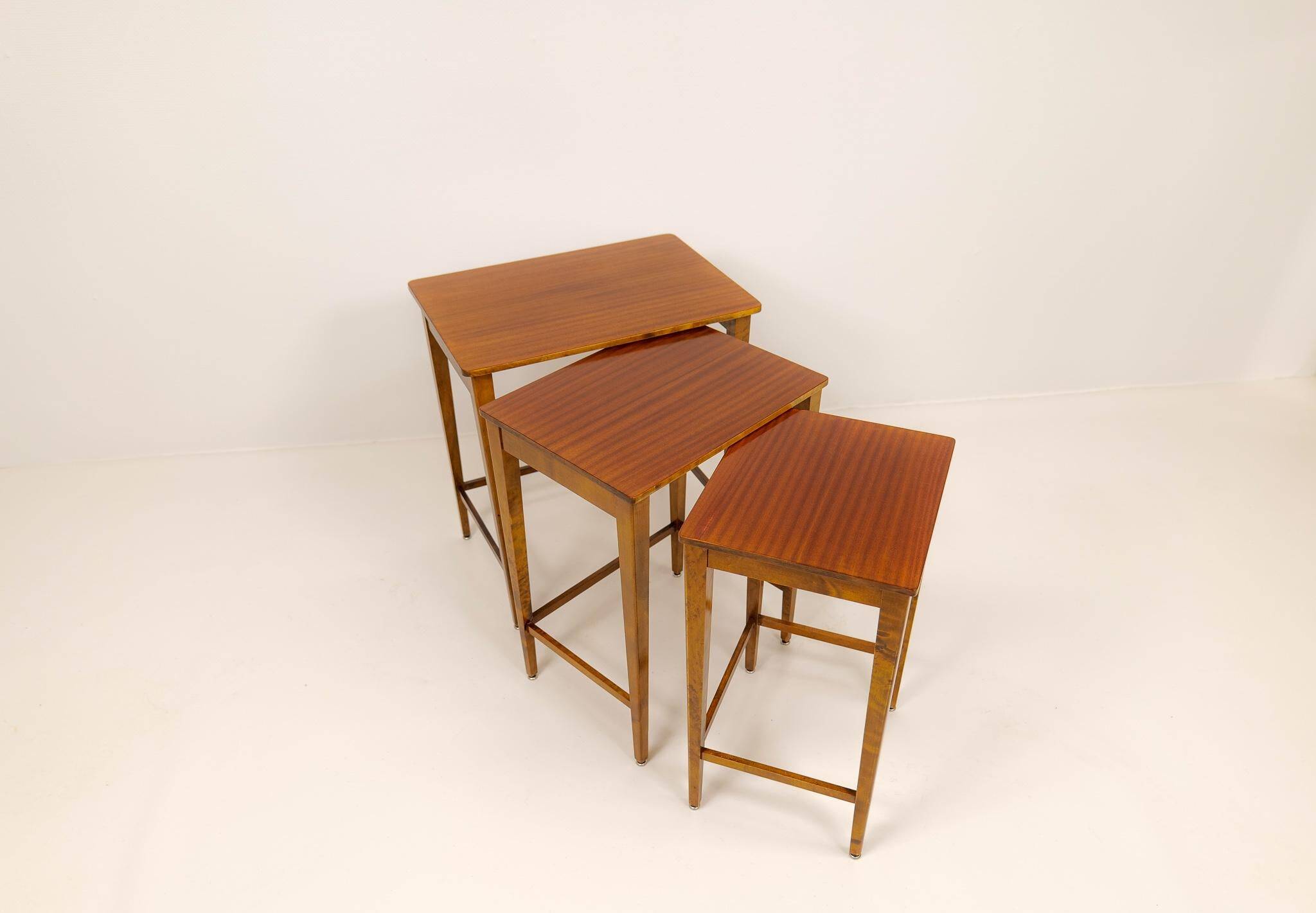 Tables gigognes Art déco en acajou et bouleau teinté, NK Suède, années 1940