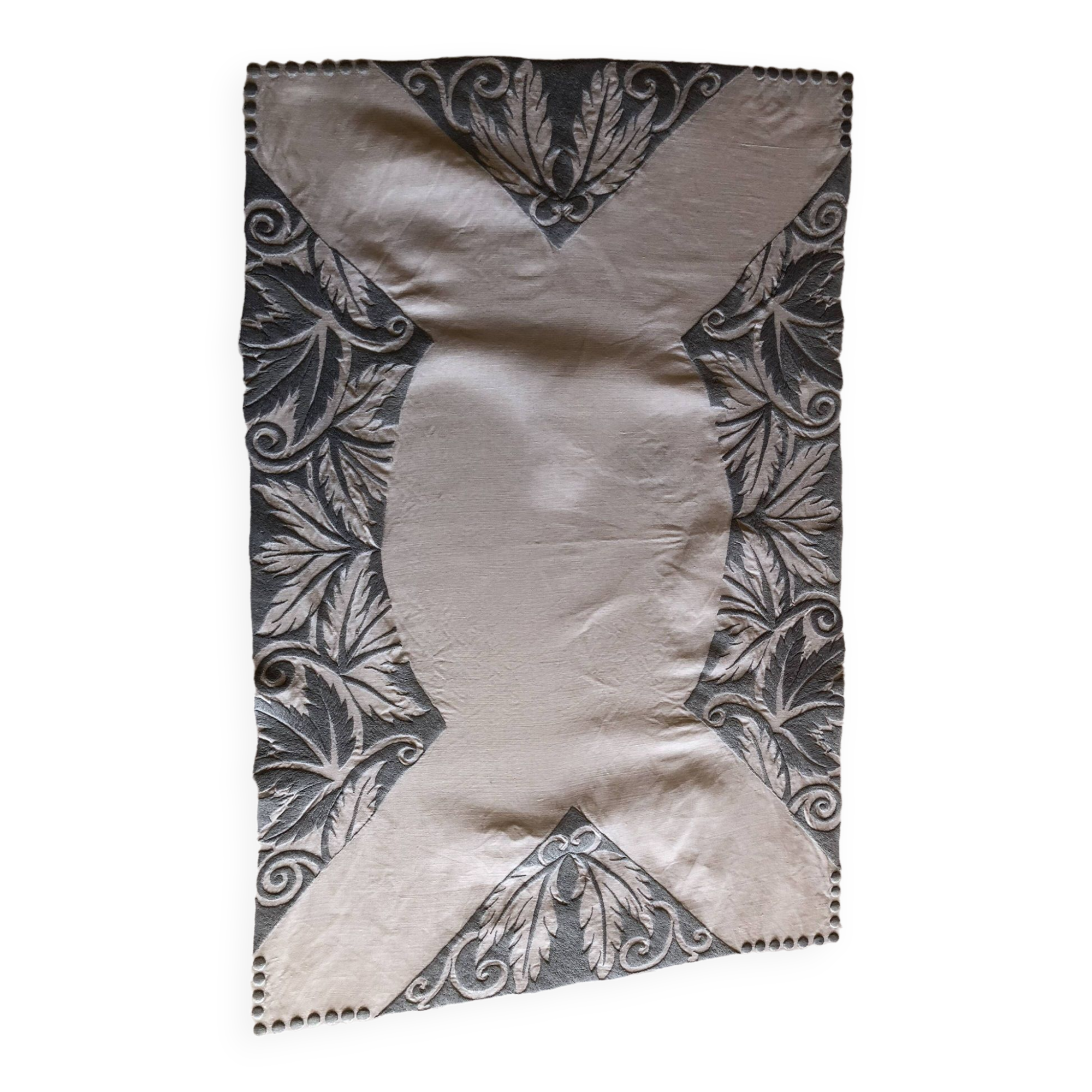 Embroidered linen tablecloth and six napkins