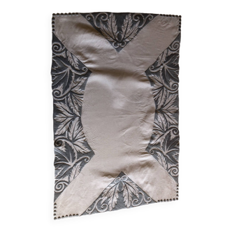 Embroidered linen tablecloth and six napkins