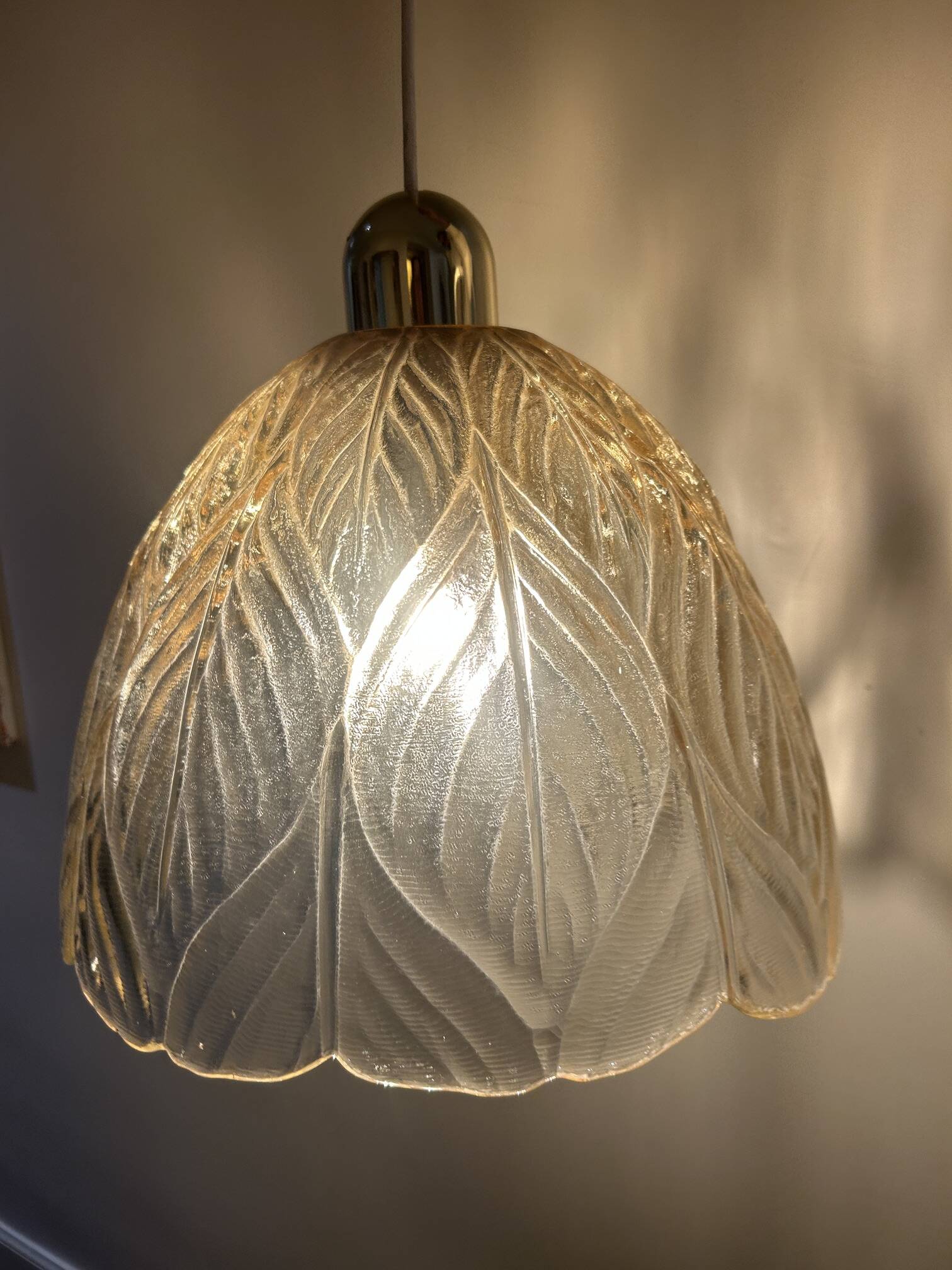 suspension feuille  en verre irisé Peill & Pultzer
