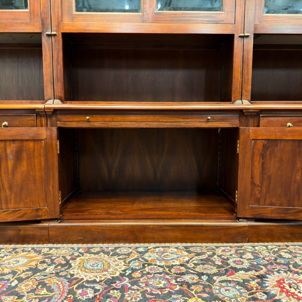 Bibliothèque classique en bois avec vitrine