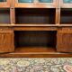 Bibliothèque classique en bois avec vitrine
