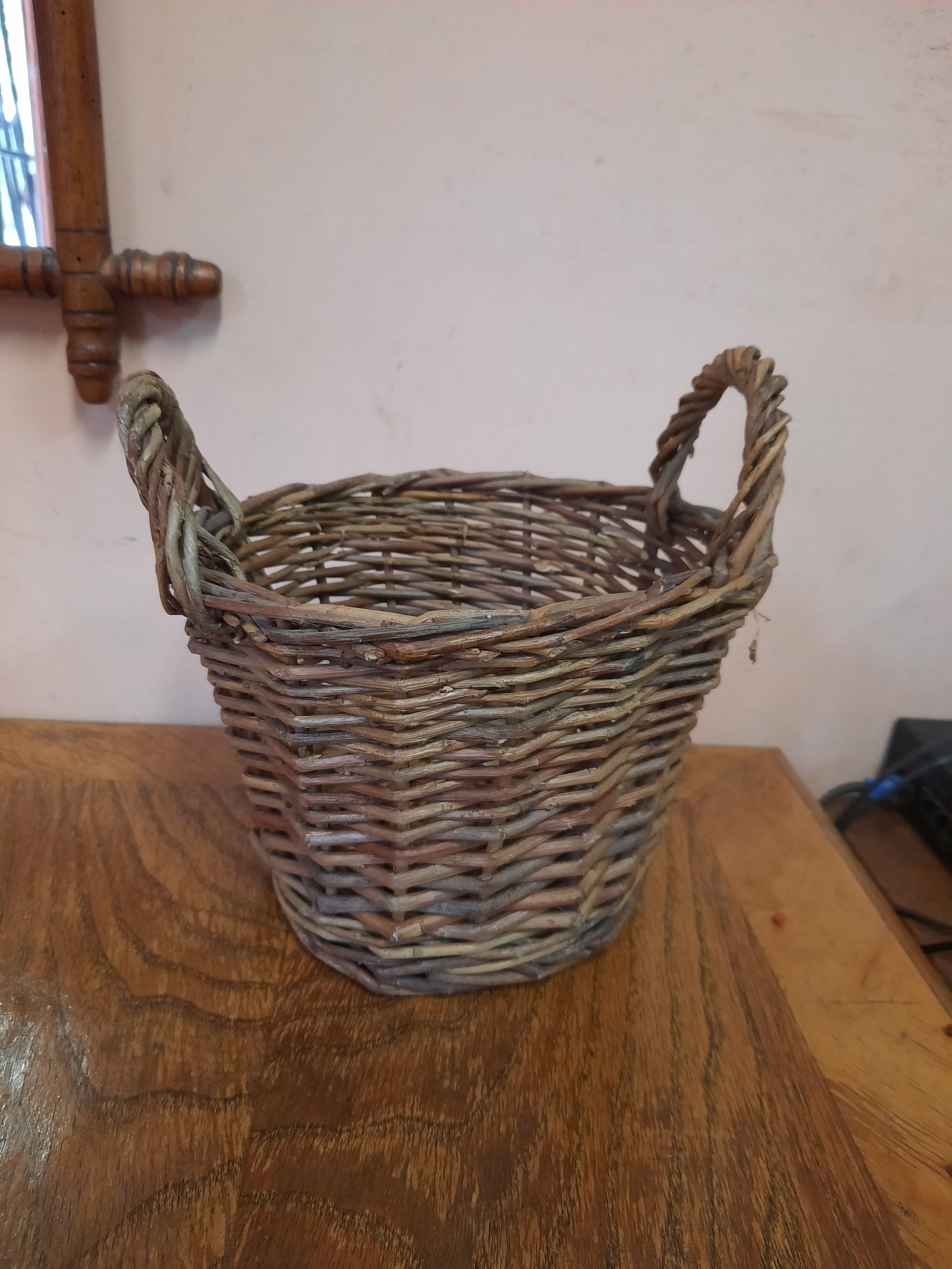 Lot of vintage wicker baskets