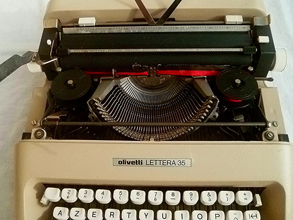 Typewriter Olivetti lettera 35
