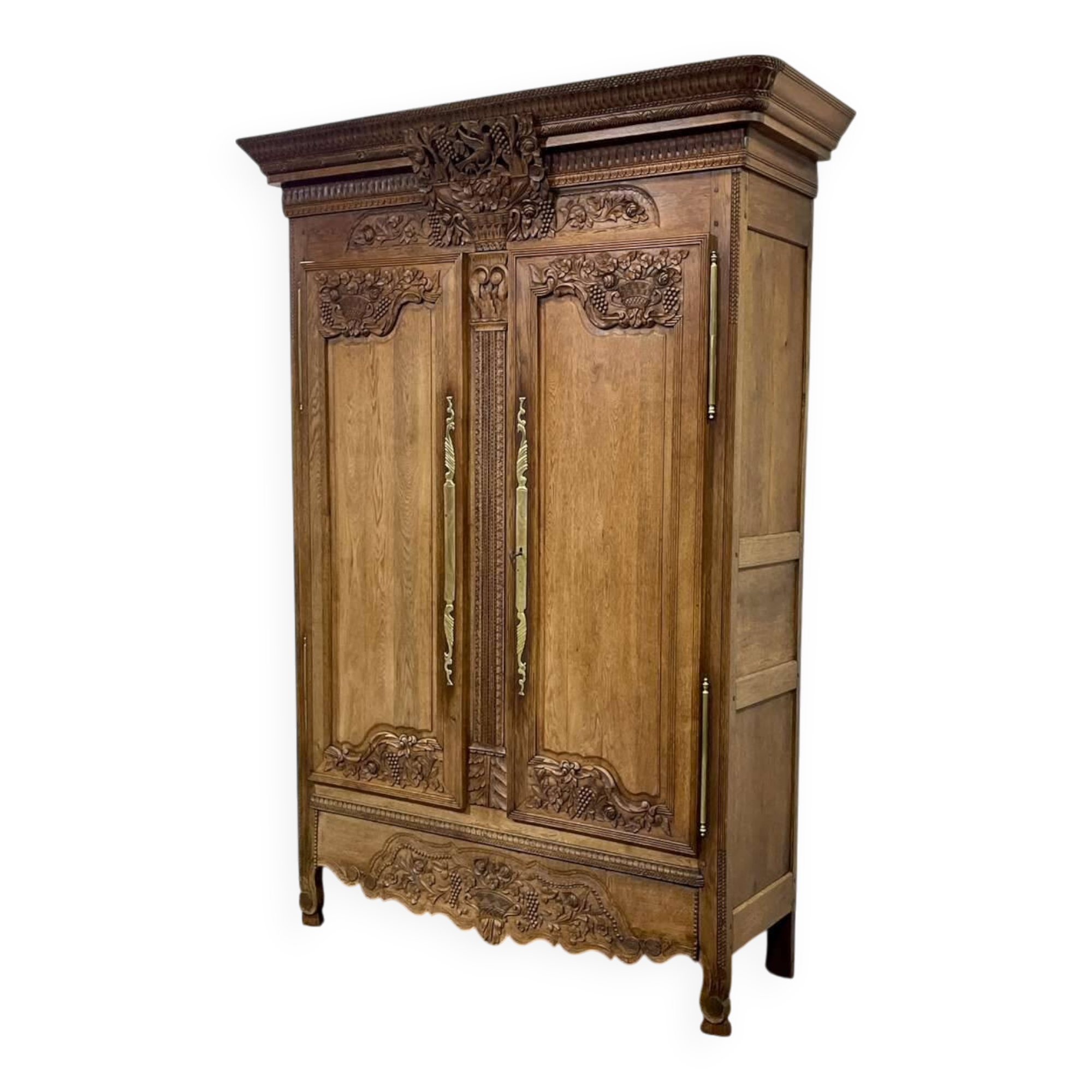 Armoire de mariage Normande sculptée en chêne clair du 19ème siècle