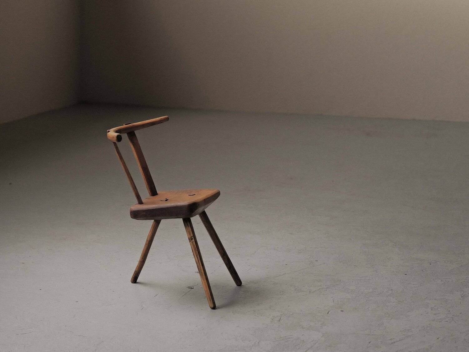 Small alpine chair in solid pine, folk art, early 20th century.
