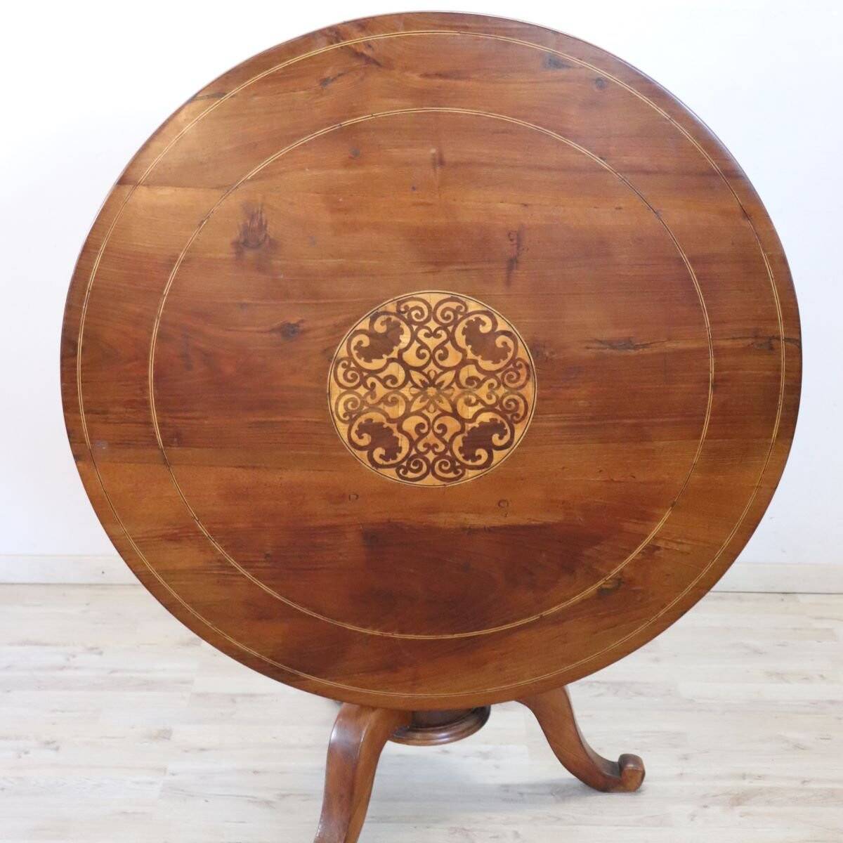Antique Til Top Table In Walnut Inlaid, Italy Mid 19th Century