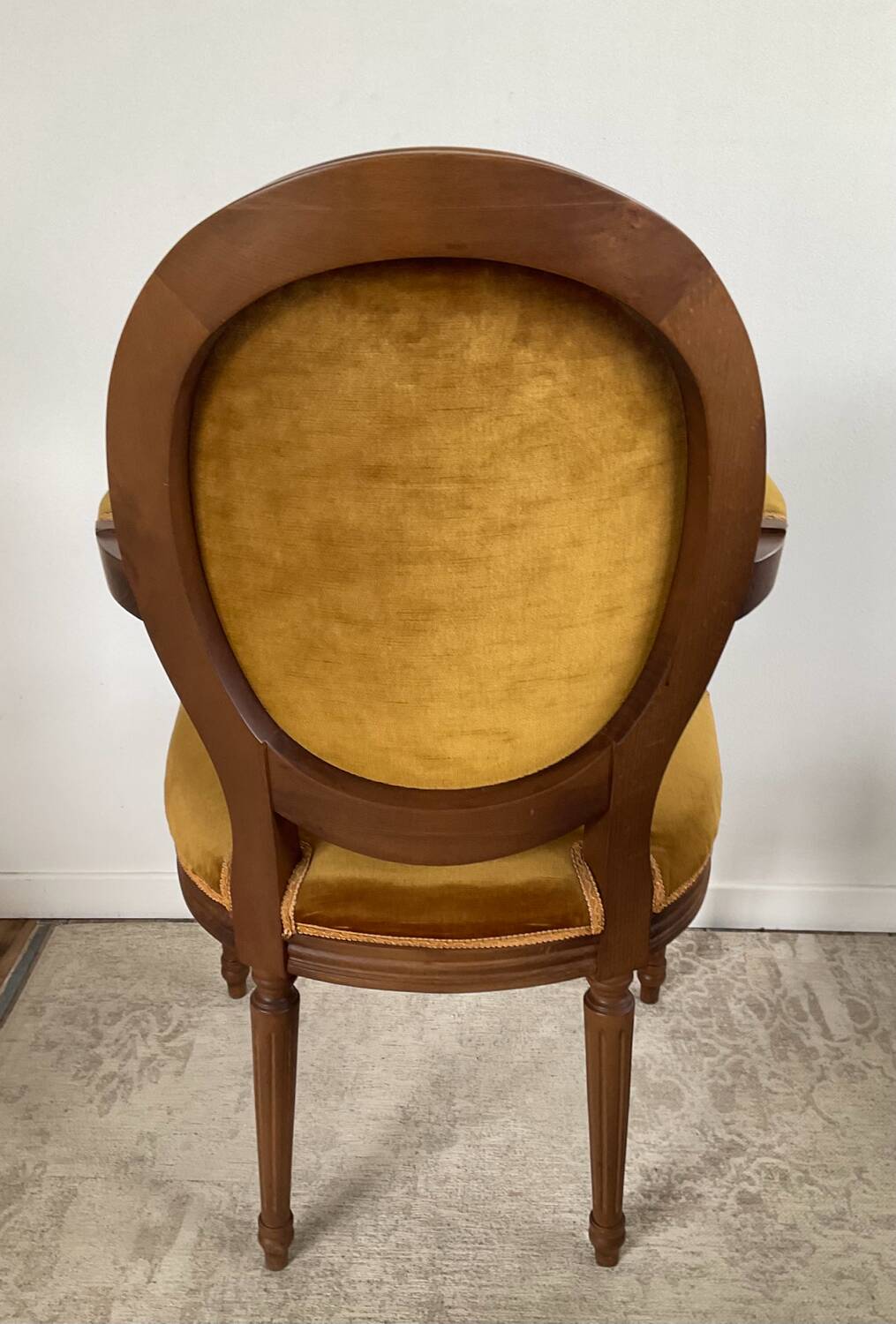 Paire de fauteuils médaillon en bois et velours