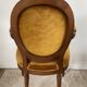 Paire de fauteuils médaillon en bois et velours