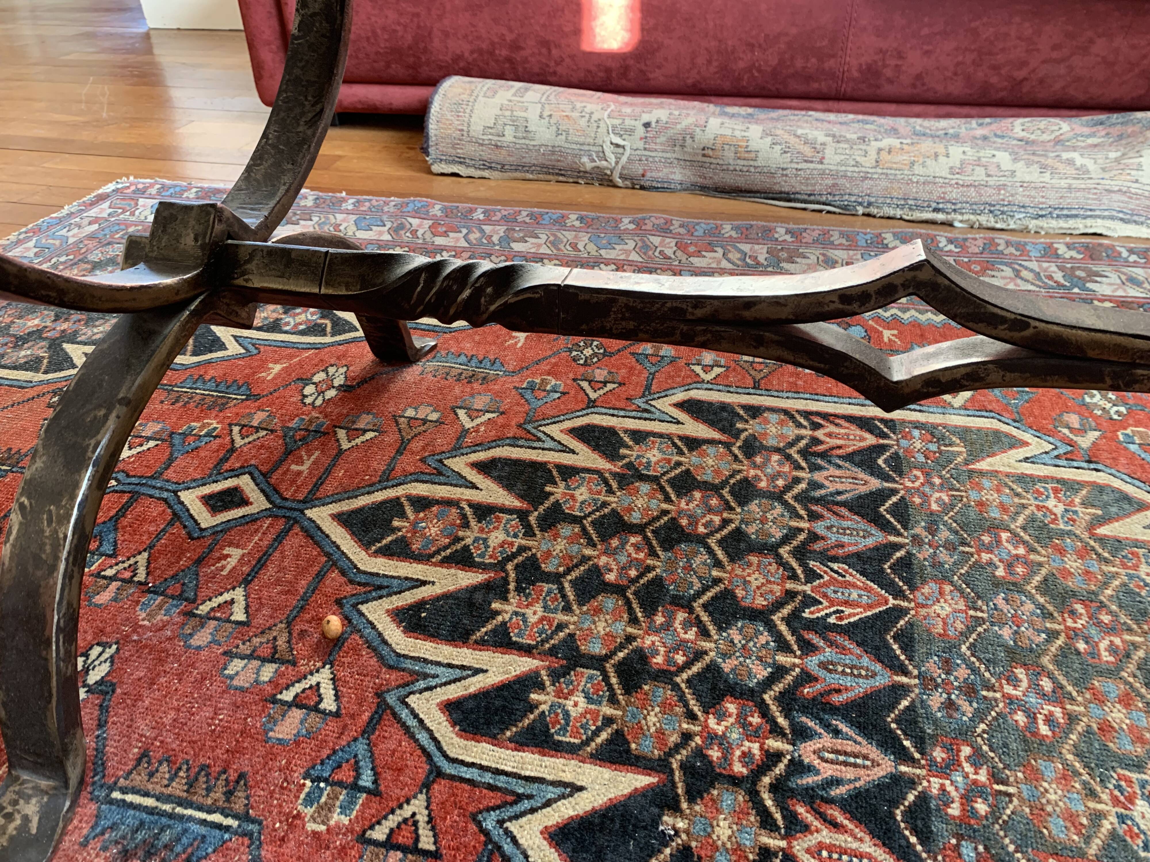 Table basse en pierre de lavé et fer forgé