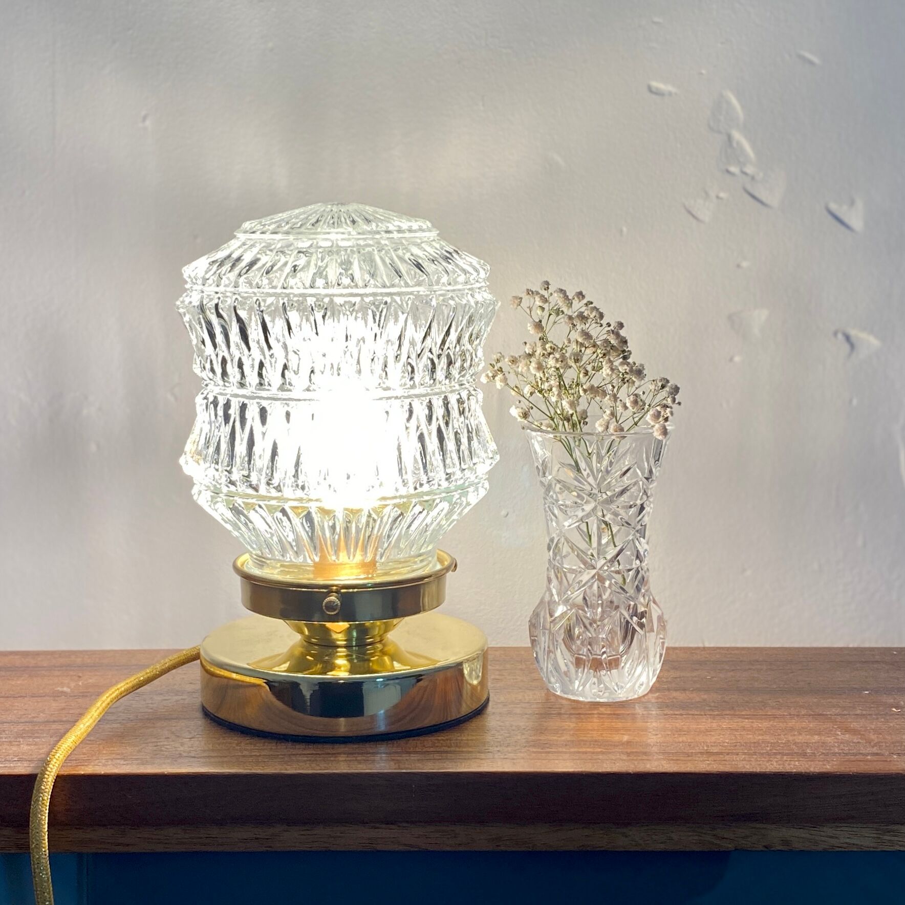 Lampe à poser globe vintage en verre moulé