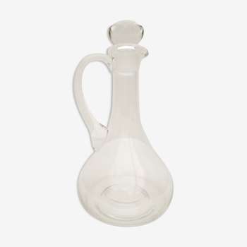 Carafe en verre avec sa anse et son bec verseur