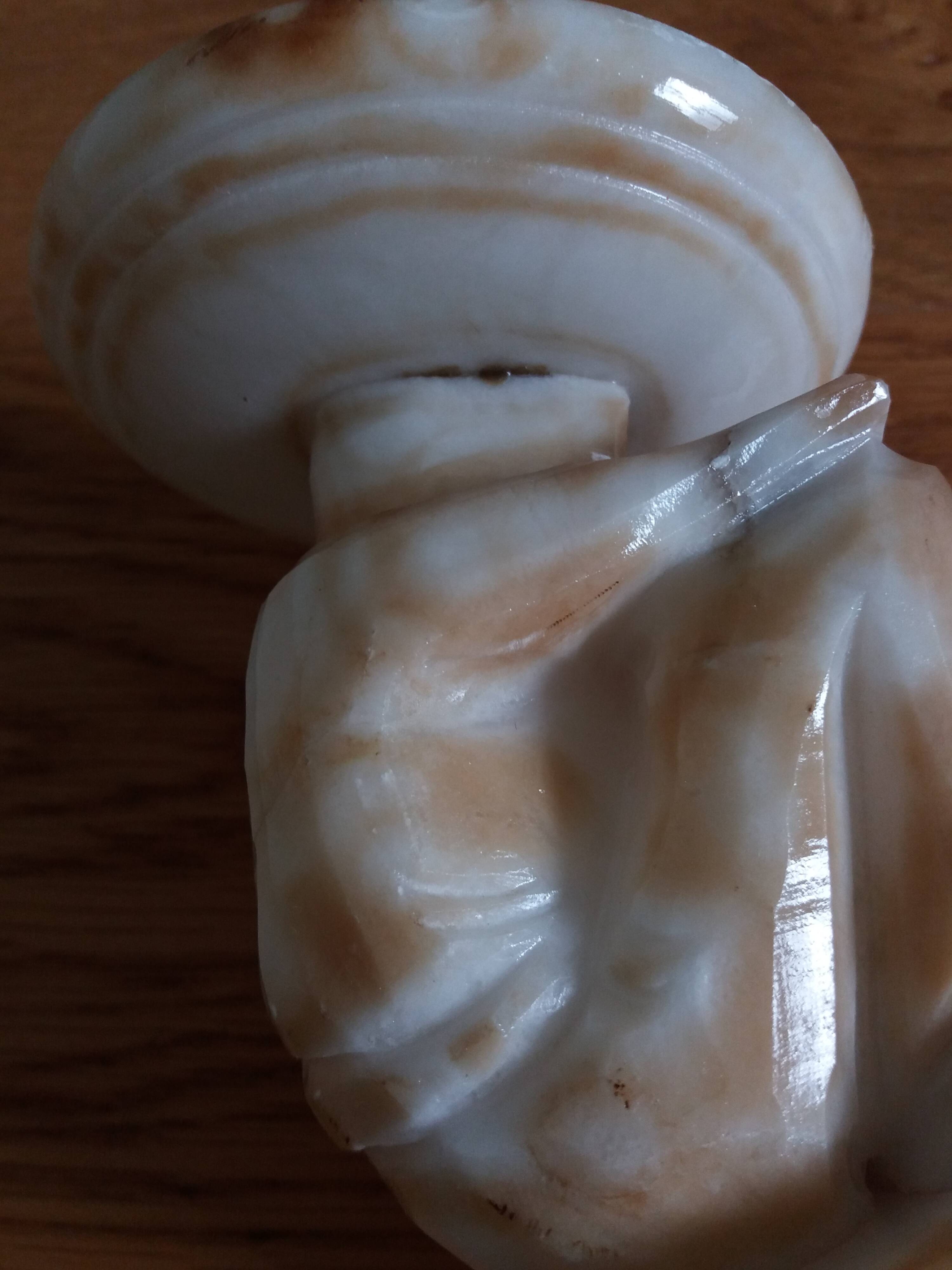 Statuette serre livre en albâtre