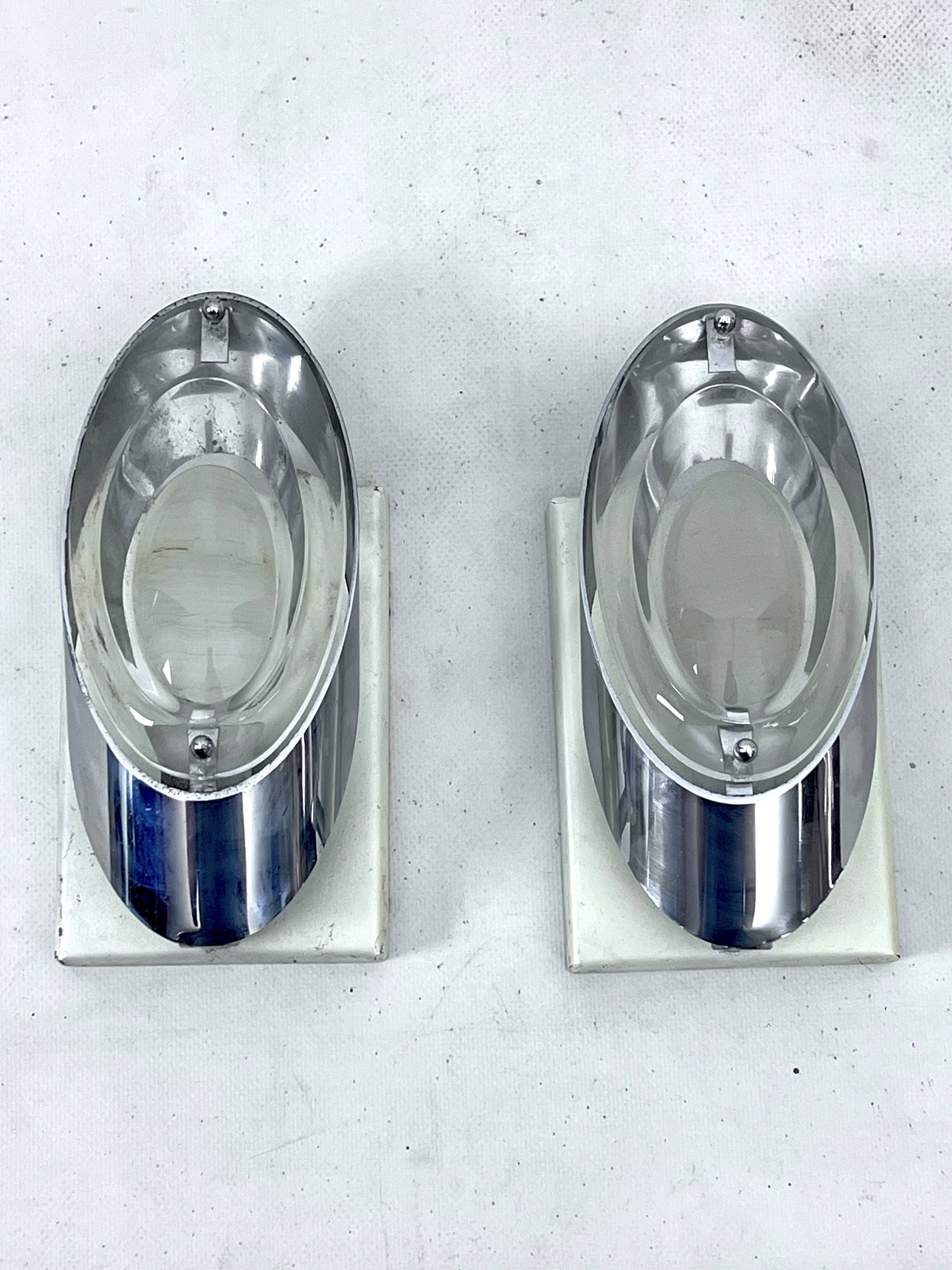 Oscar Torlasco, postmodern pair of Italian sconces in chrome and glass. 1970s