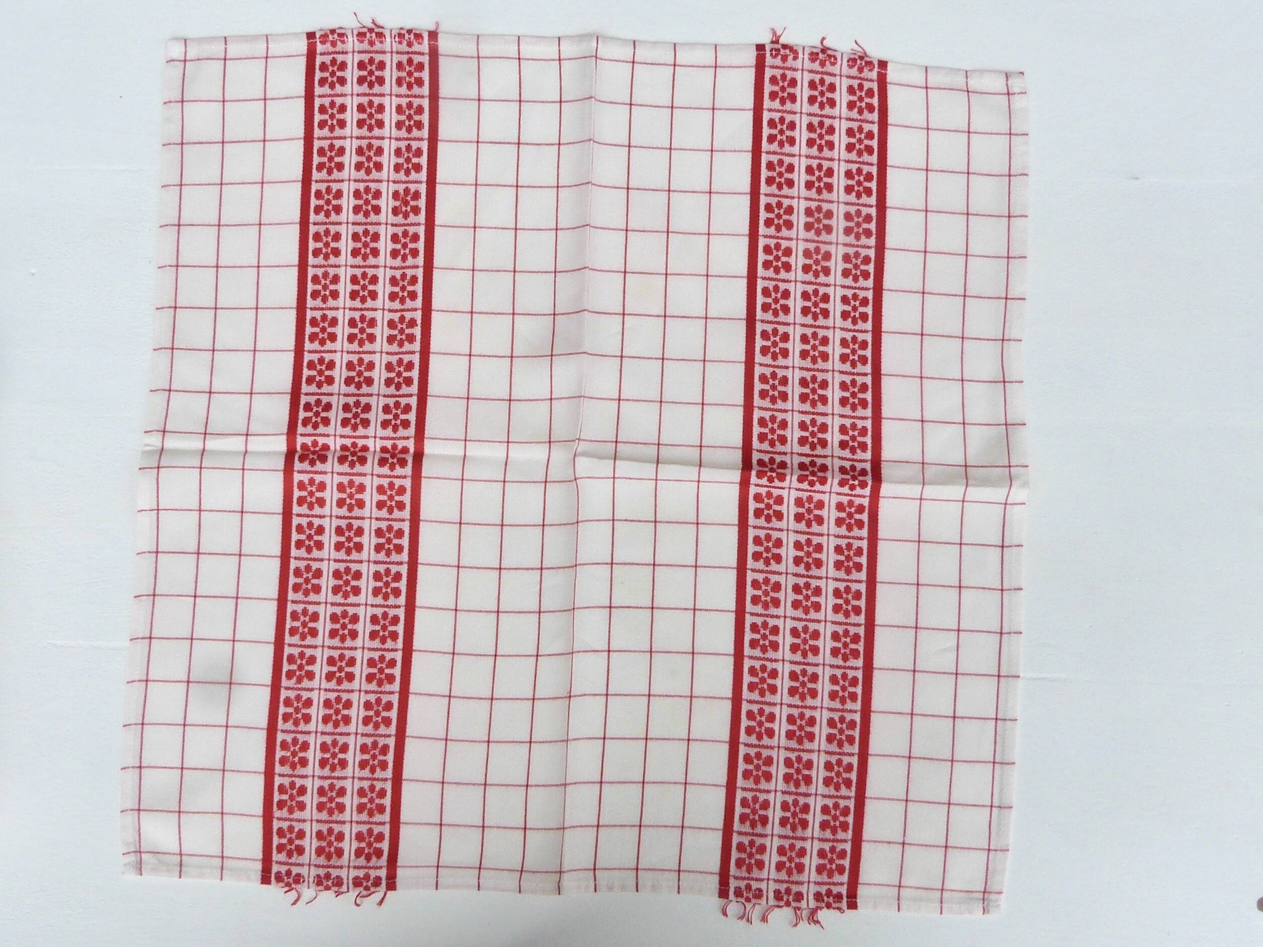 White and red embroidered tablecloth and eight matching napkins, 200x150cm
