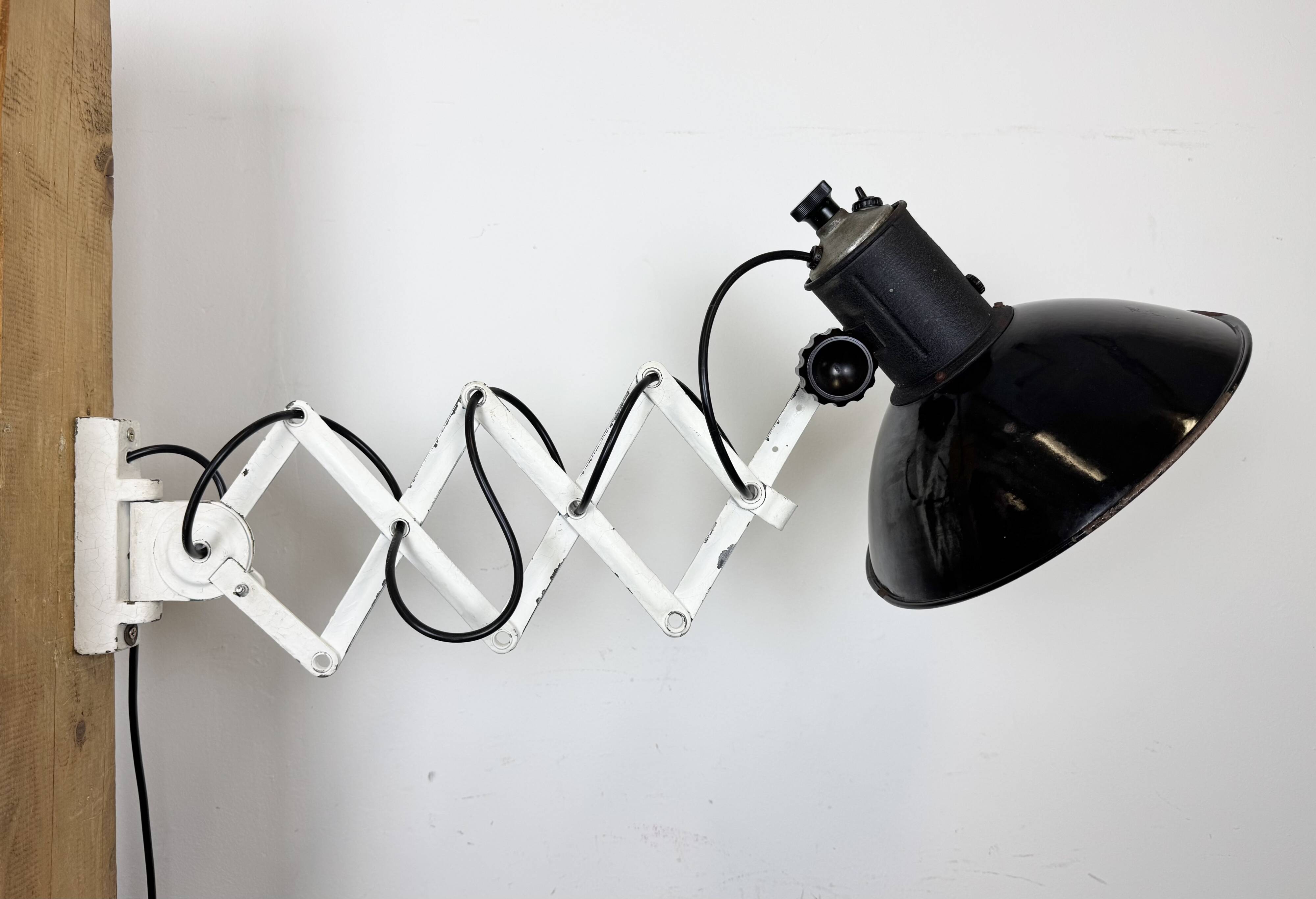 Lampe murale à ciseaux en émail noir industriel, années 1950