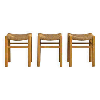 Suite de 3 tabourets brutalistes vintages en bois et paille, Pierre Gautier