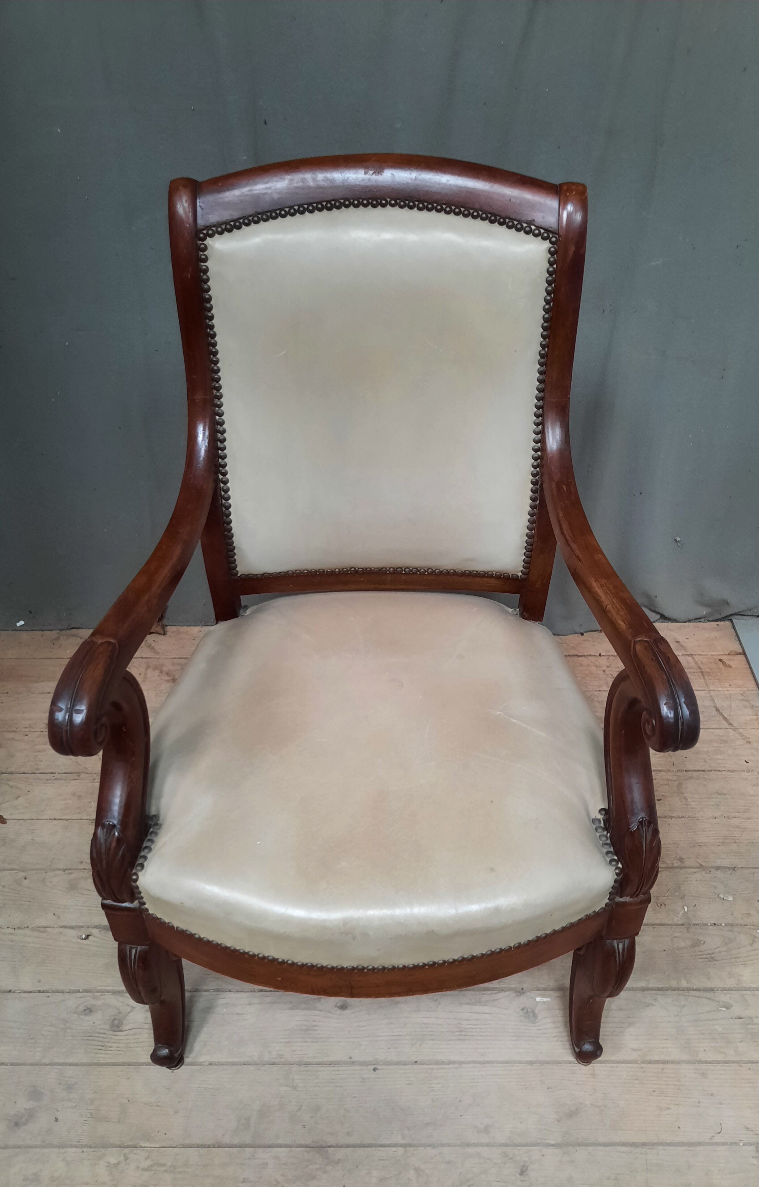 Mahogany armchair with butt